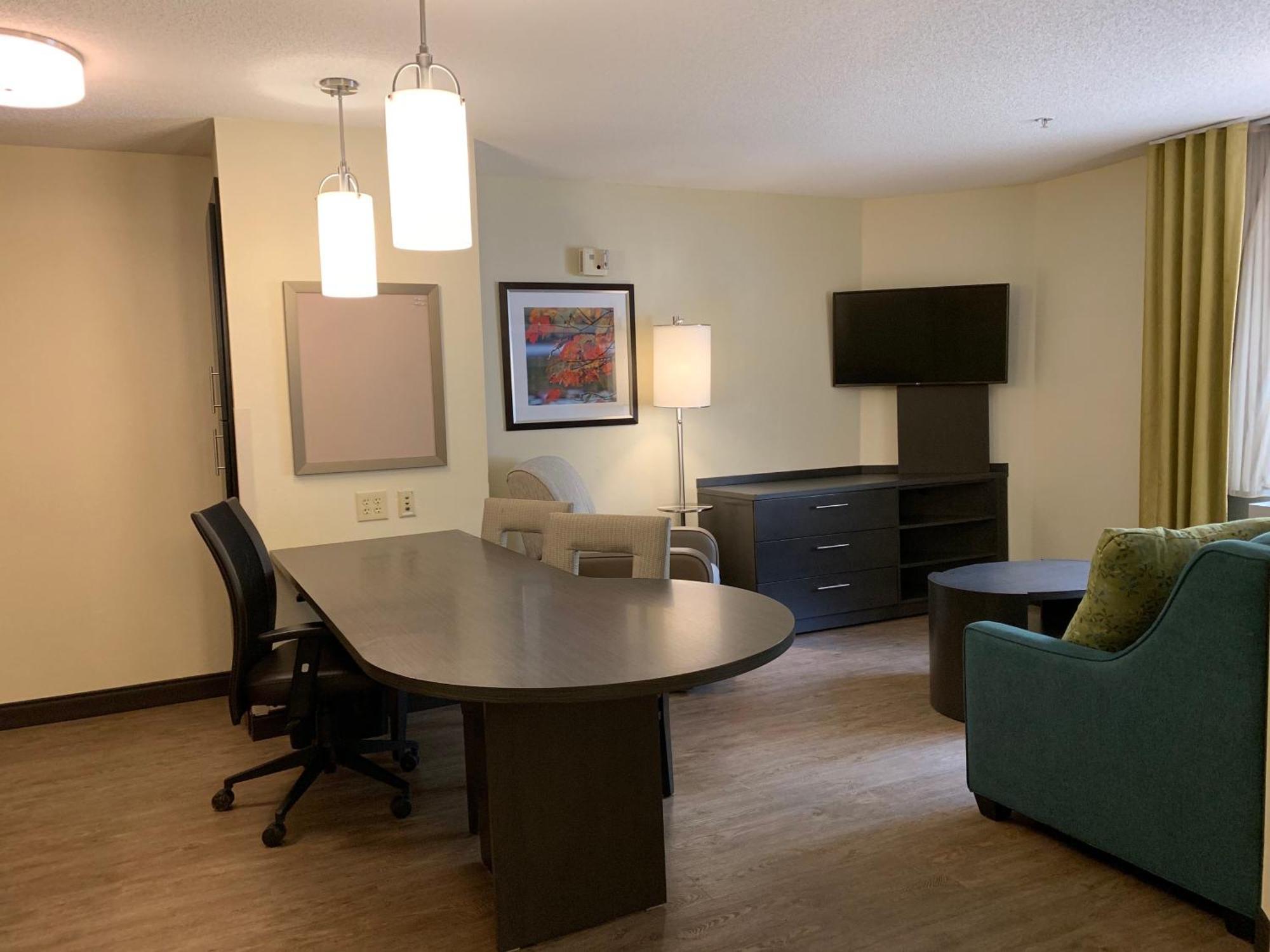 One Bedroom Suite One Queen Bed