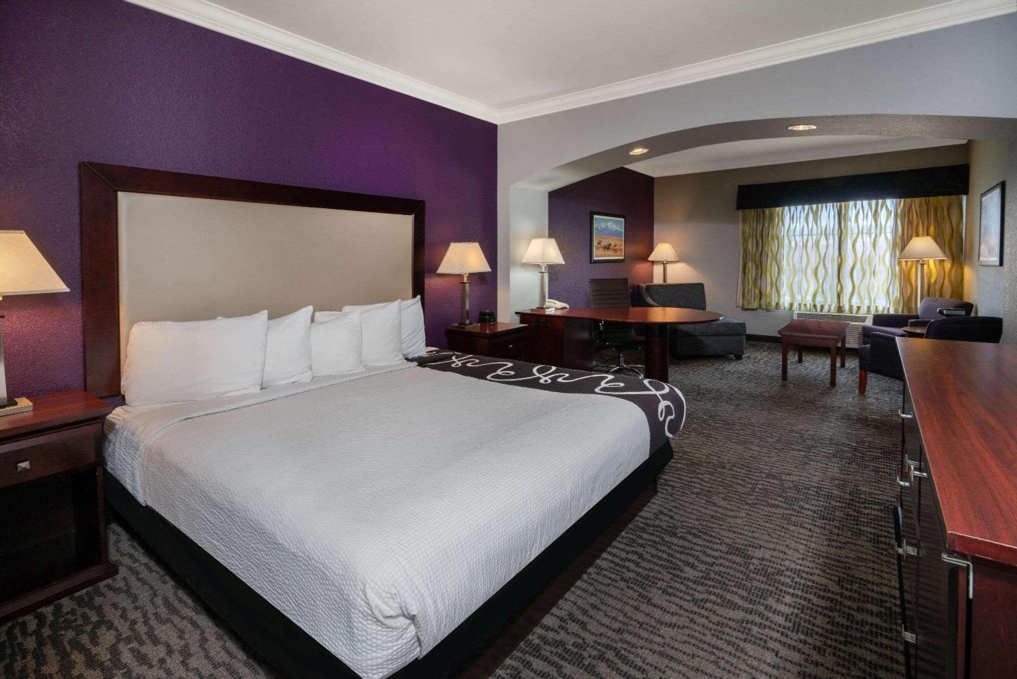 Deluxe Executive King Room - Non-Smoking