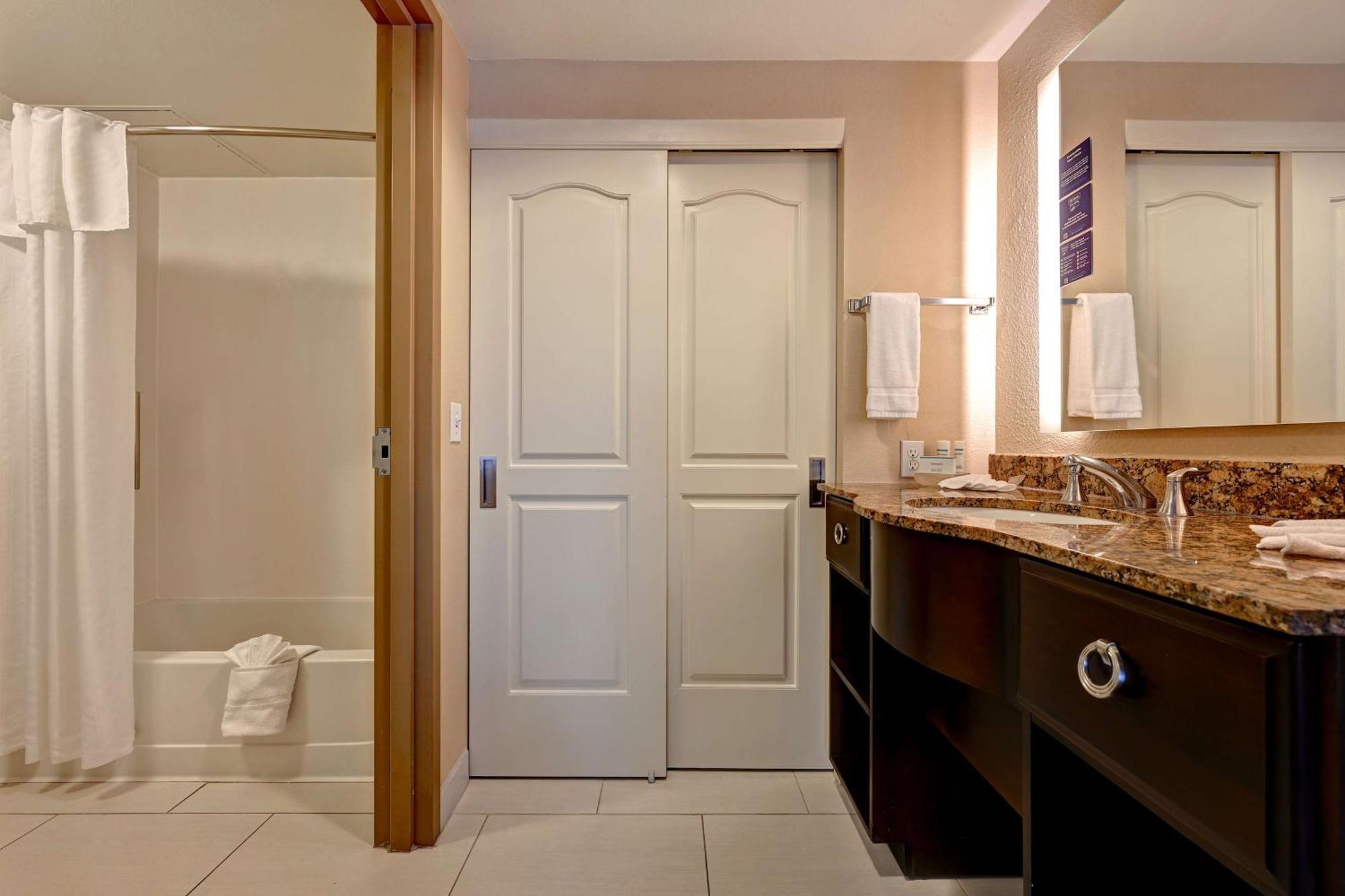 One-Bedroom Queen Suite - Non-Smoking