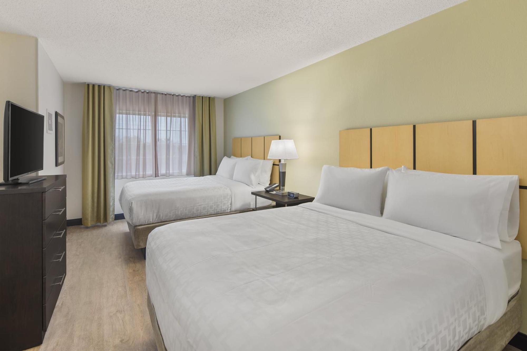 One-Bedroom Queen Suite Two Queen Beds
