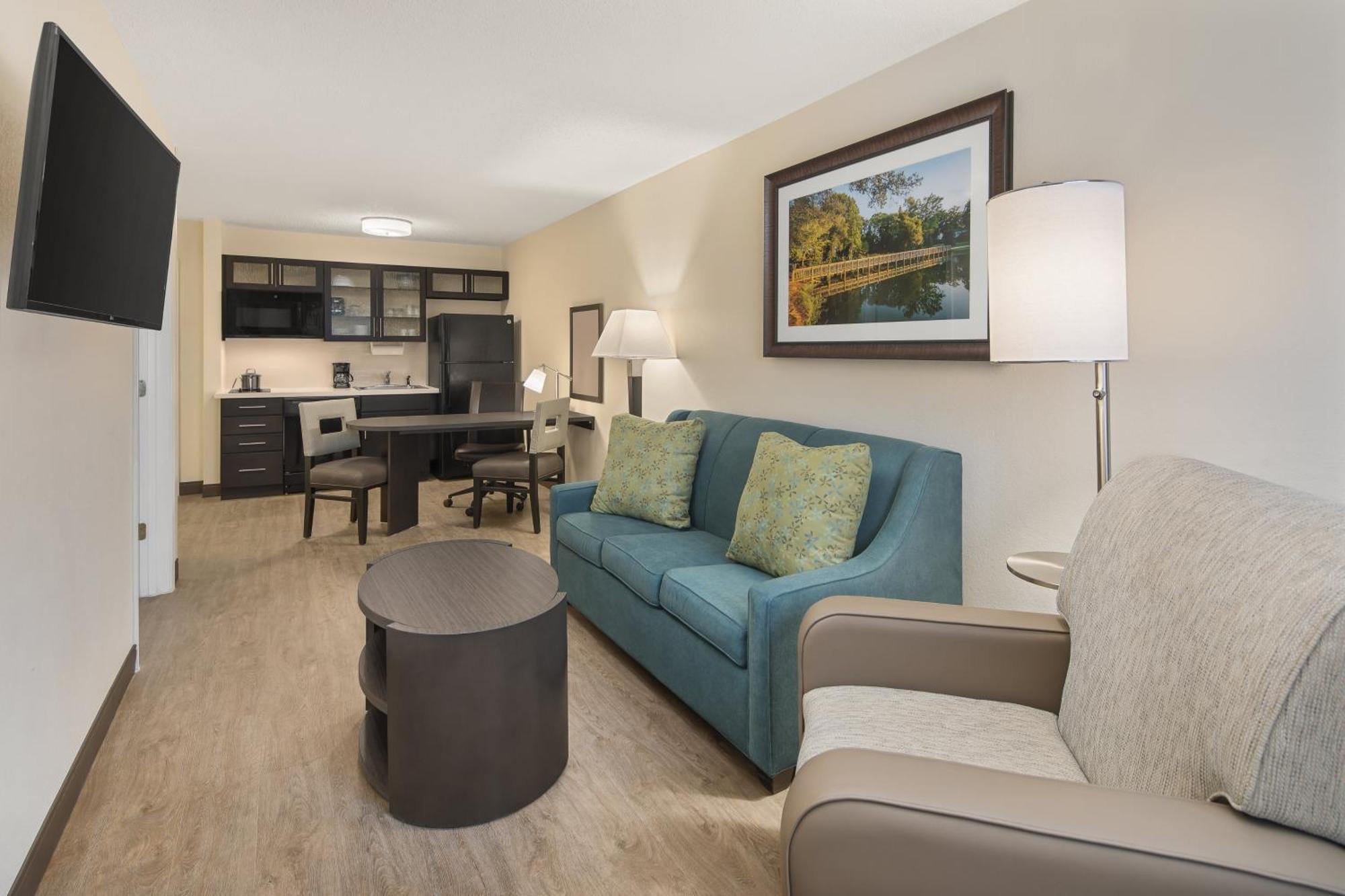 One-Bedroom Queen Suite Two Queen Beds