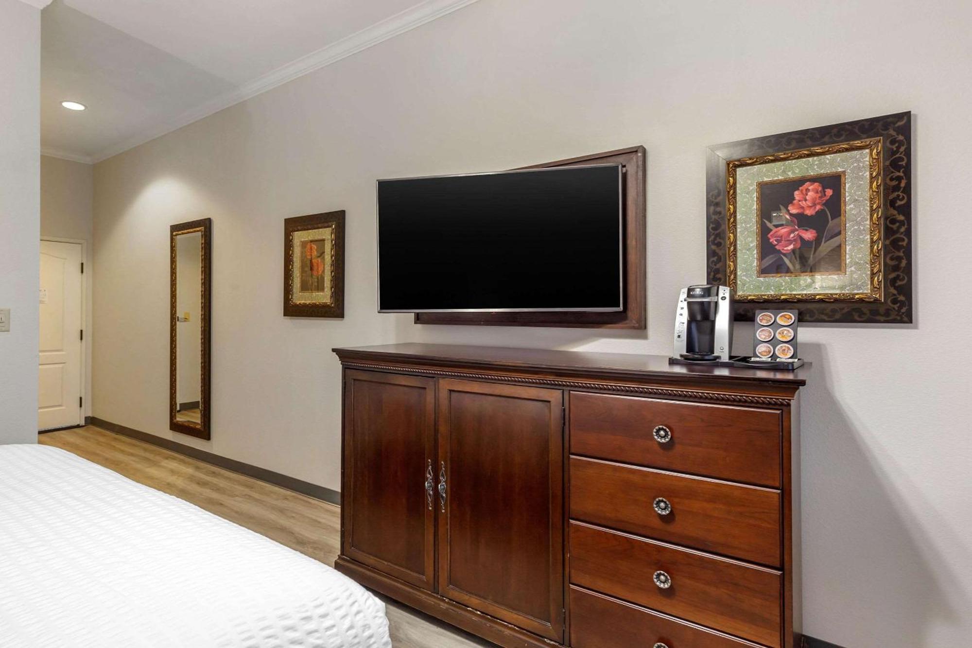 Standard King Room - Non-Smoking