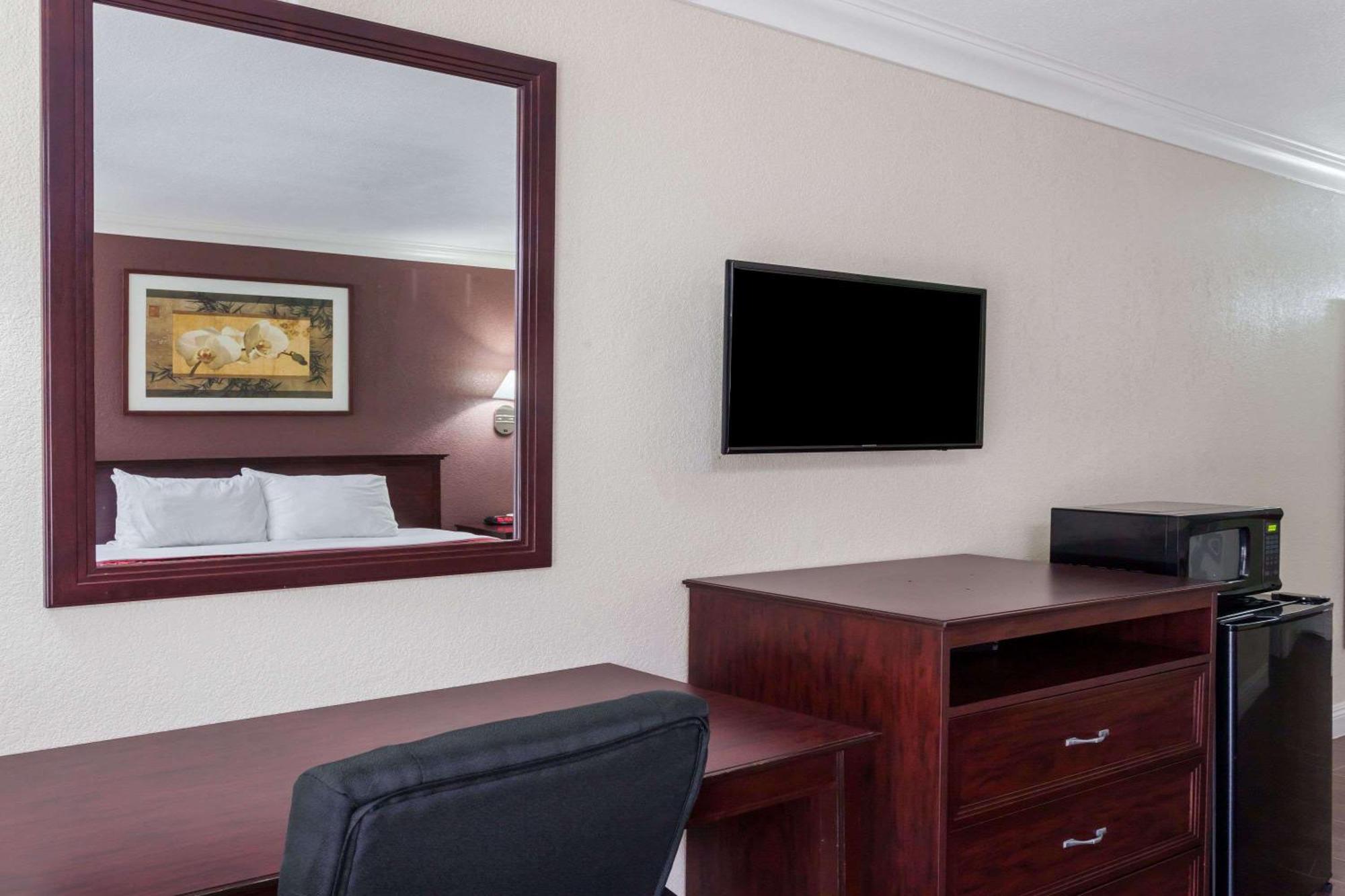 Deluxe King Room - Non-Smoking