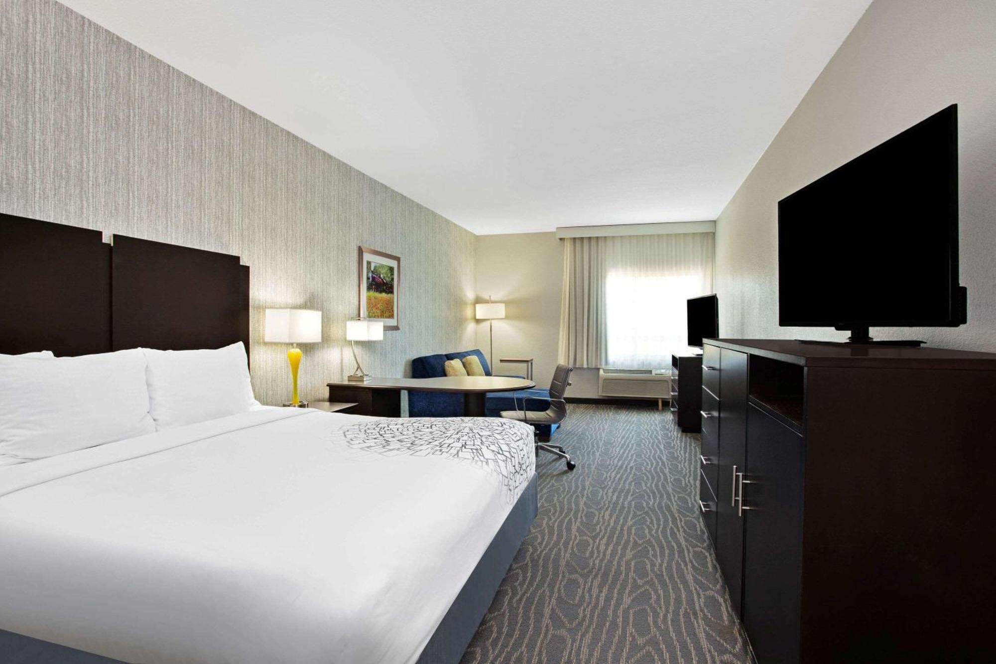 King Room with Bath Tub - Mobility/Hearing Accessible - Non-Smoking
