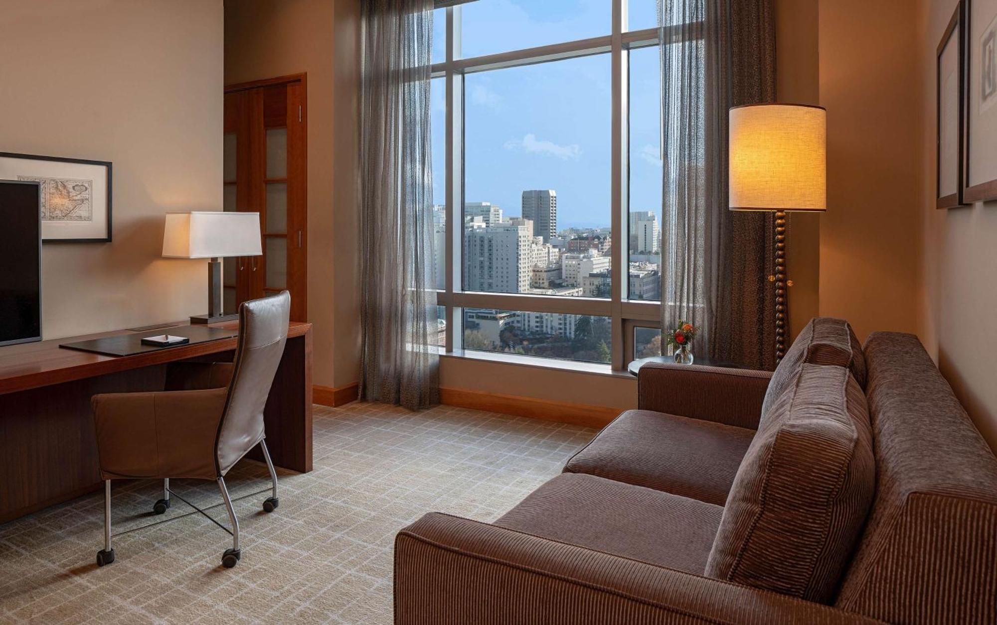 Corner Deluxe King Room