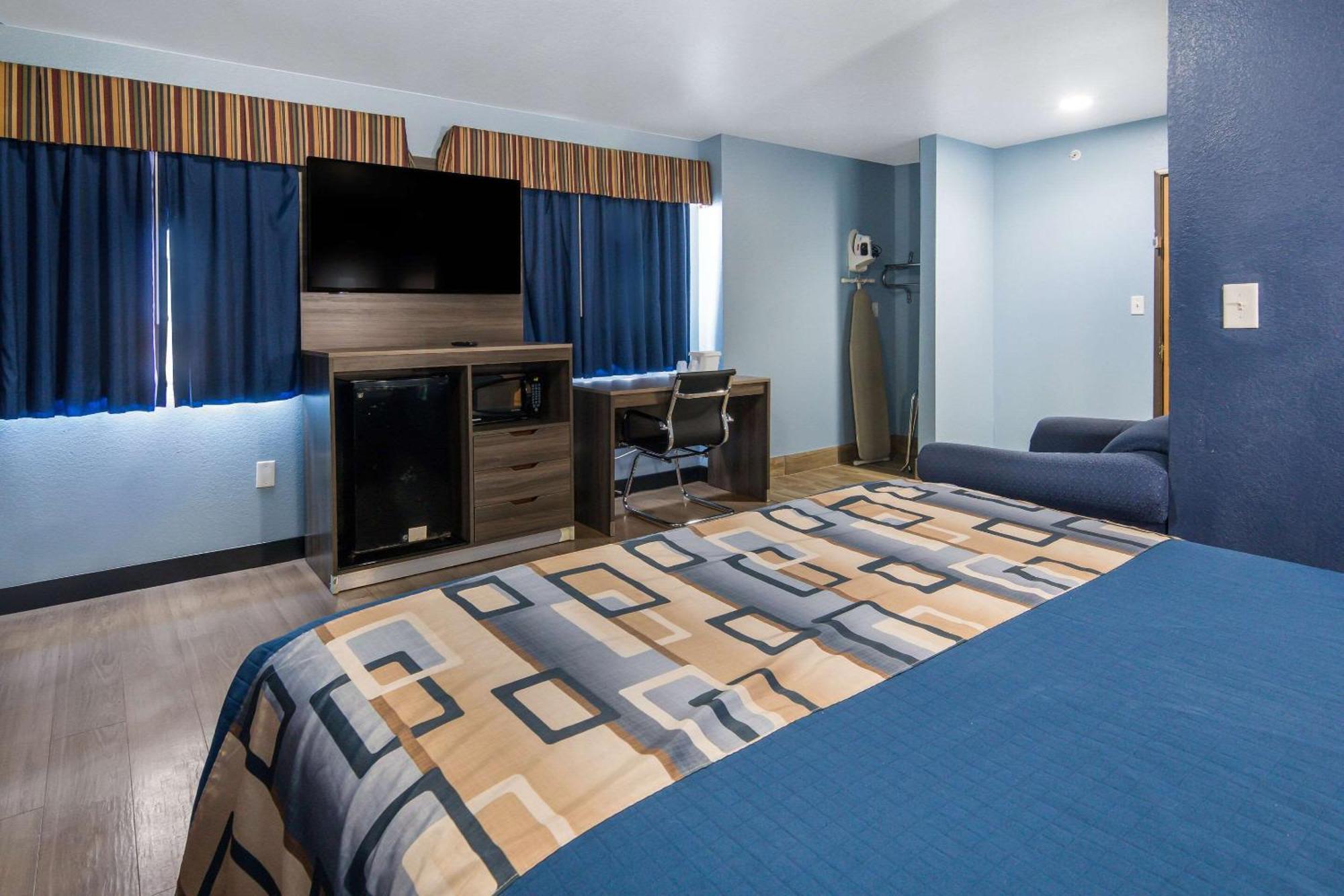 Queen Room Accessible or Nonsmoking