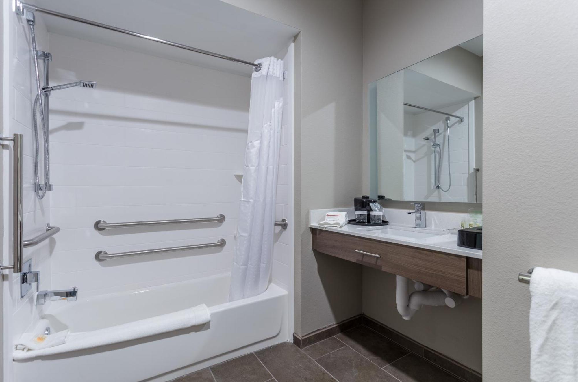 King Deluxe Disability Access Tub - Non-Smoking