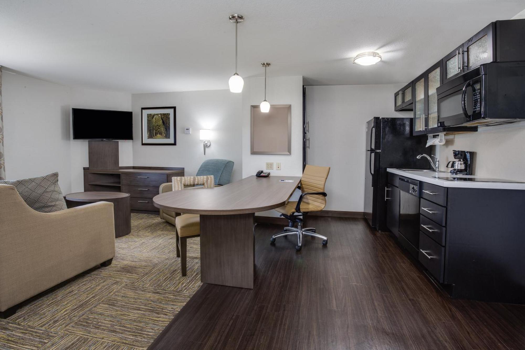 One-Bedroom Queen Suite