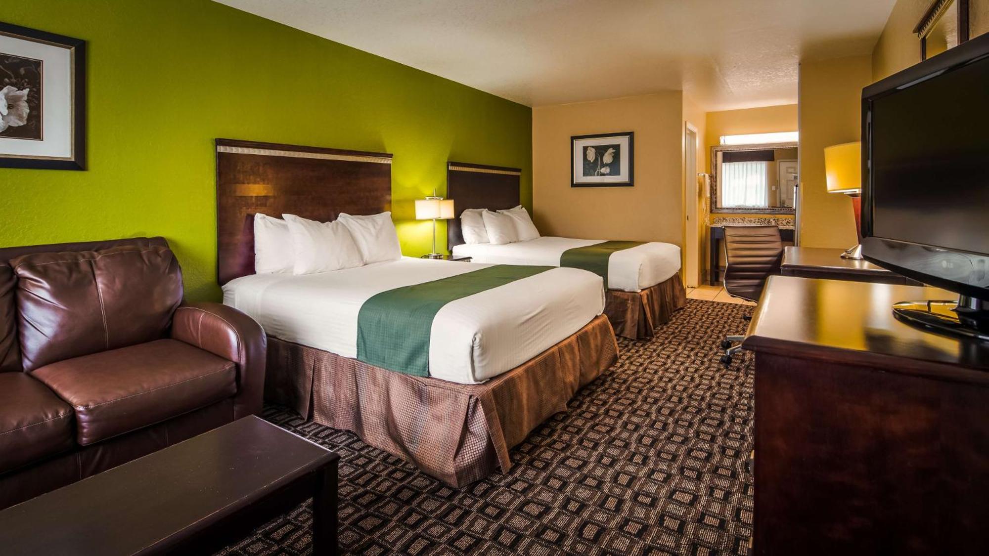 Queen Room with Two Queen Beds - Smoking