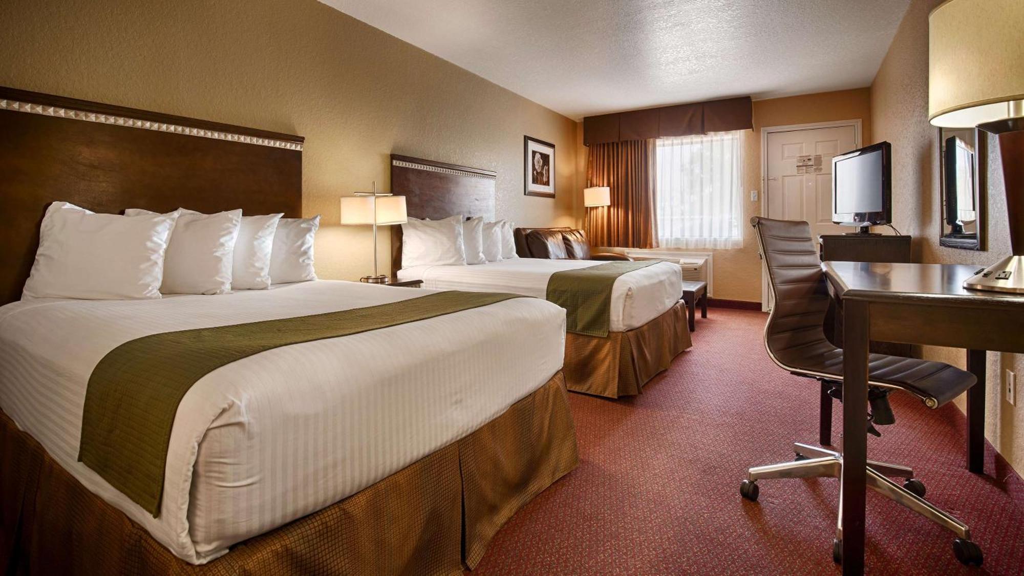 Queen Room Two Queen Beds Smoking