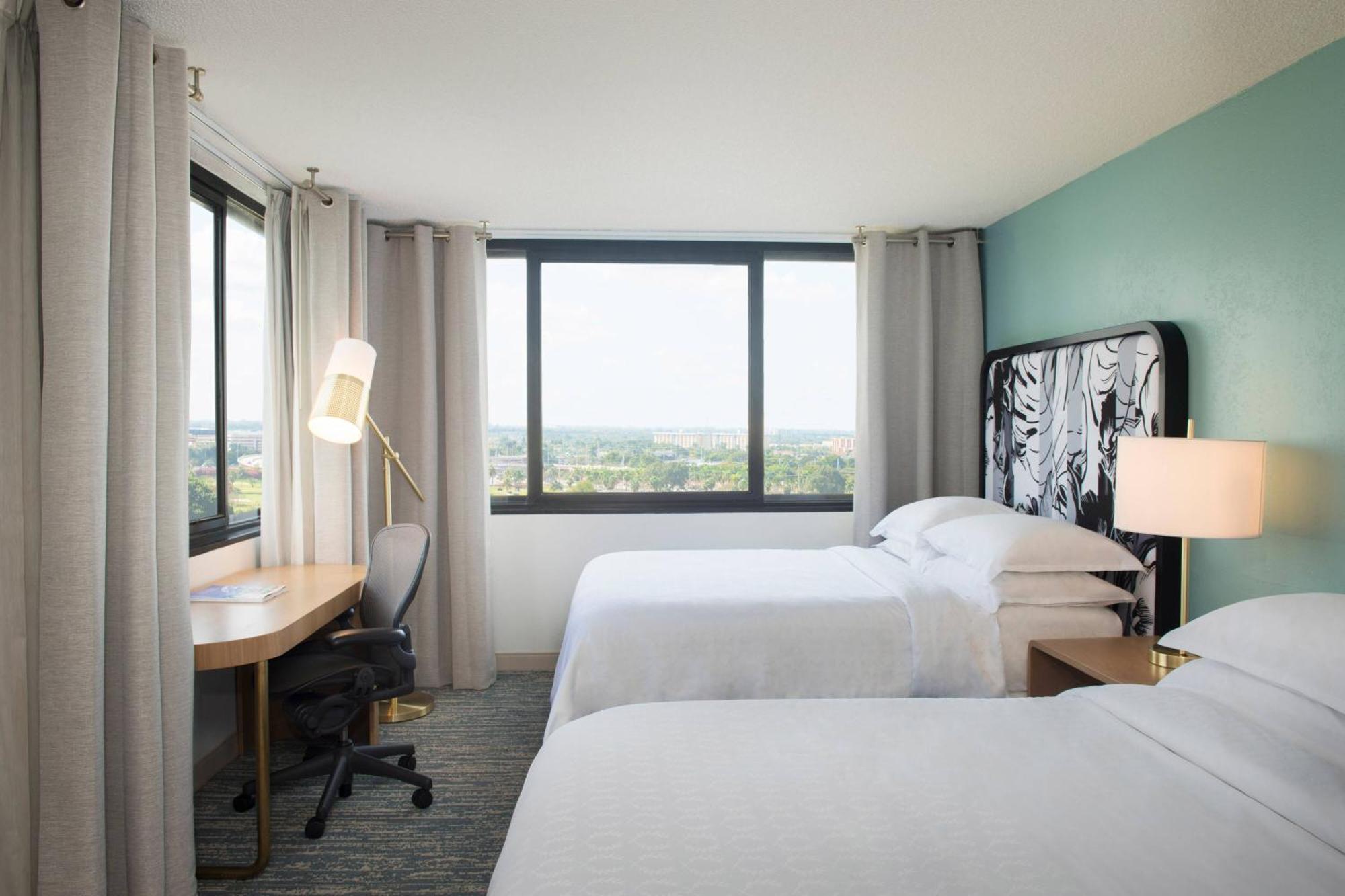 Quarto Tradicional com 2 Camas Queen-size e Vista da Cidade