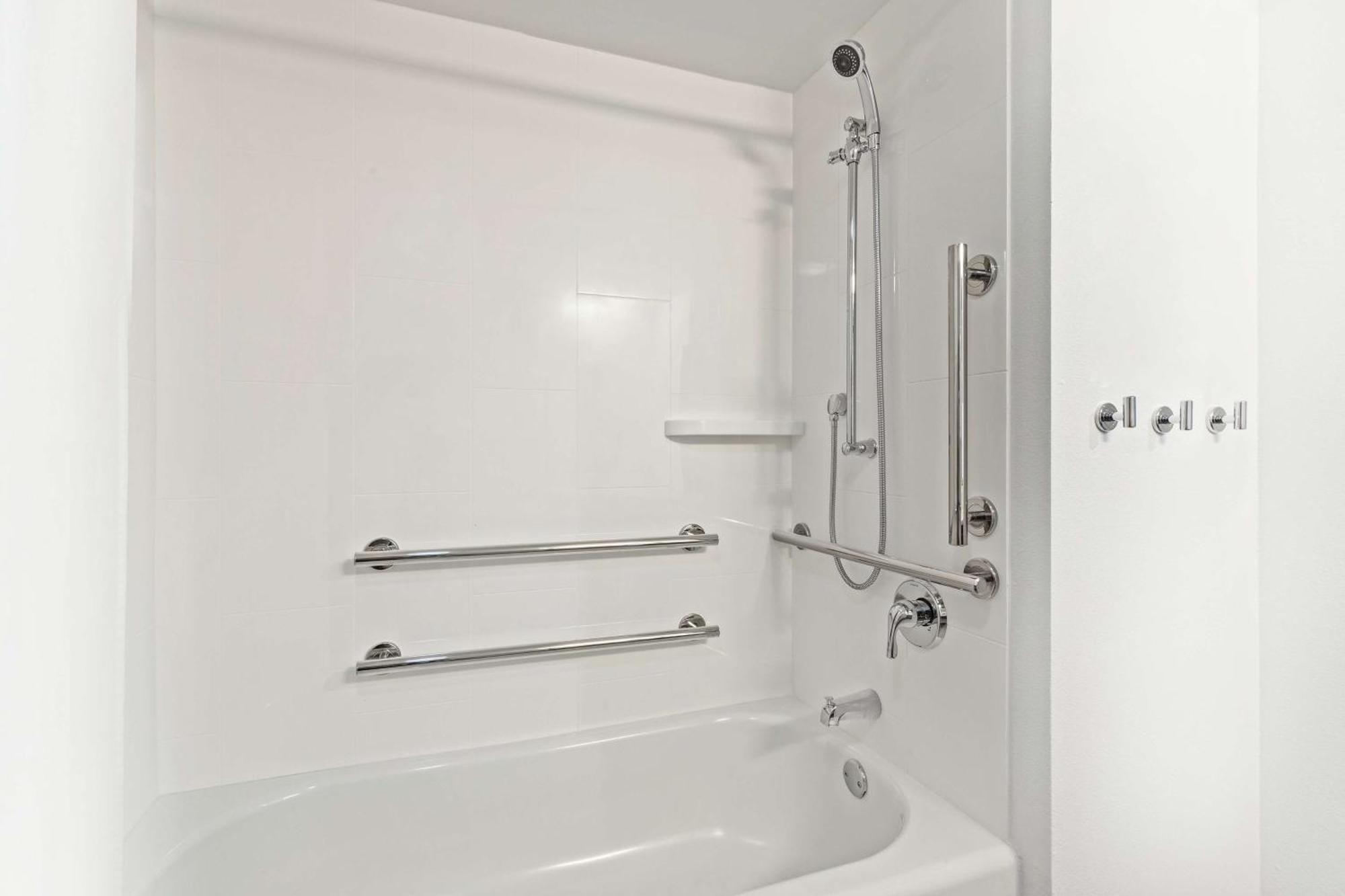 Queen Room Roll Shower Mobility Access or Non-Smoking,1551625111:JPEG