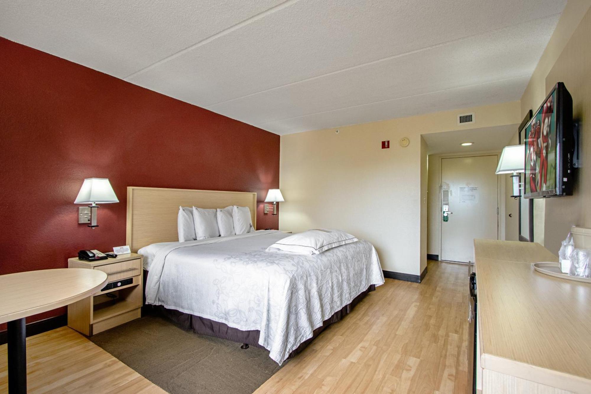 Premium King Room Smoke Upgraded Bedding & Snack