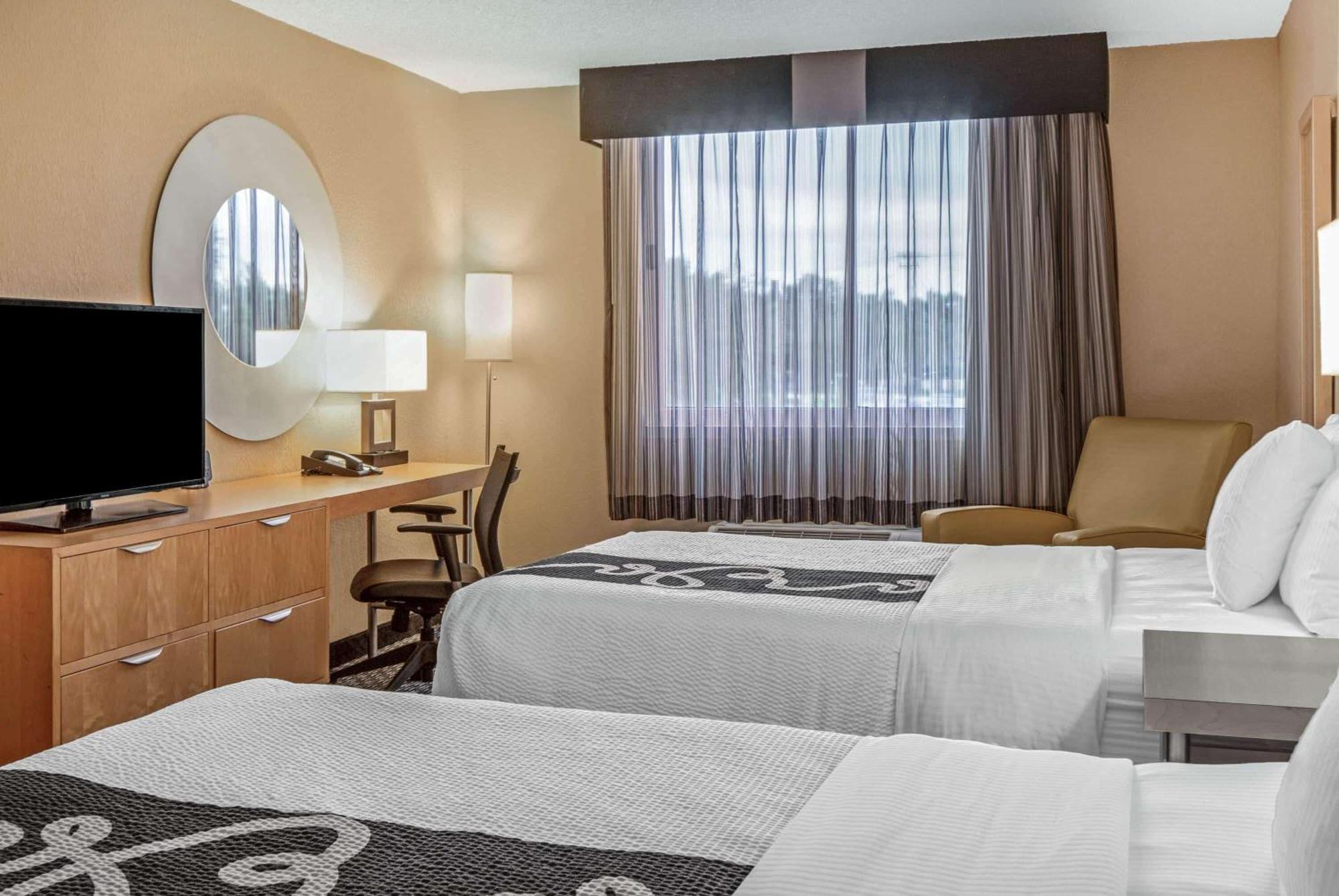 Deluxe Suite with Two Double Beds - Non-Smoking