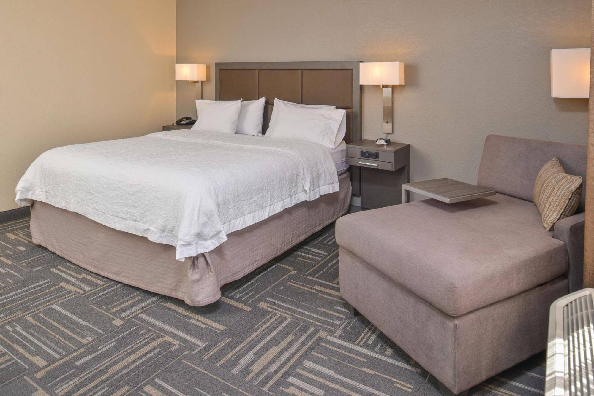 King Room with King Bed - Non-Smoking
