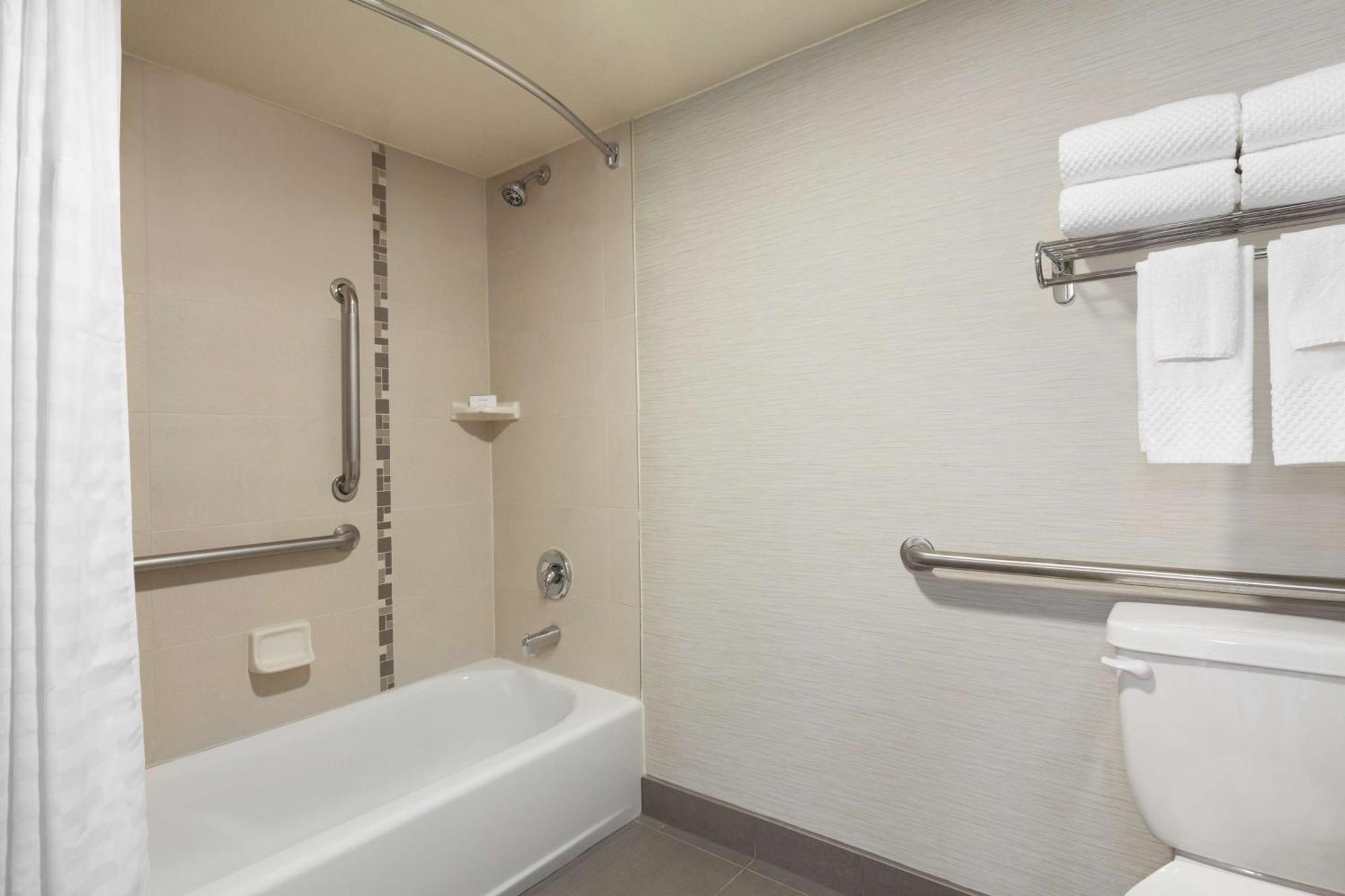 One-Bedroom Double Suite with Bath Tub - Mobility Access