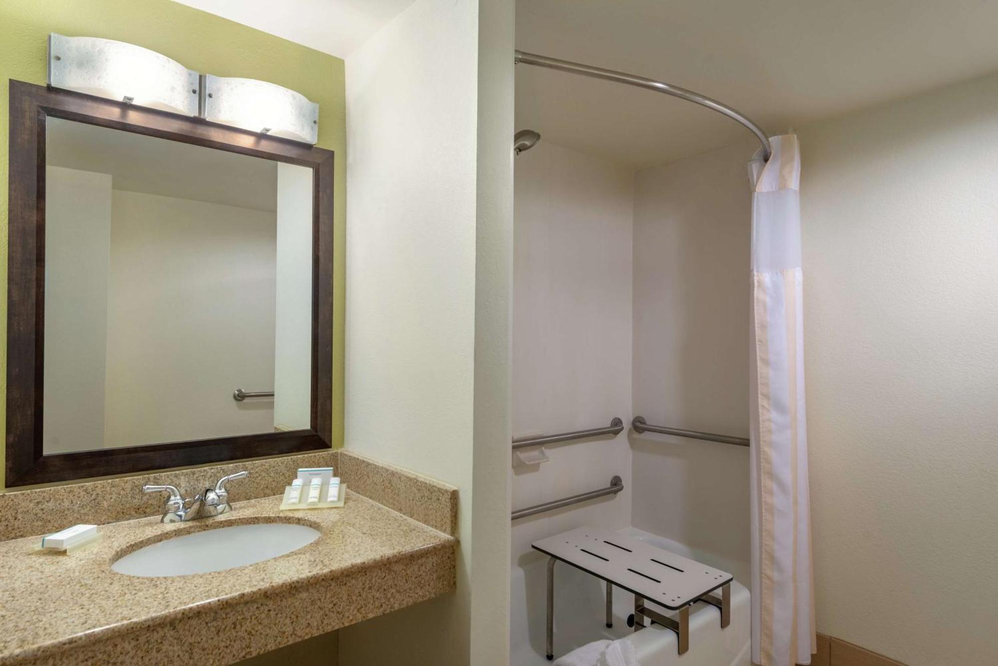 King Room with Accessible Tub - Mobility Access