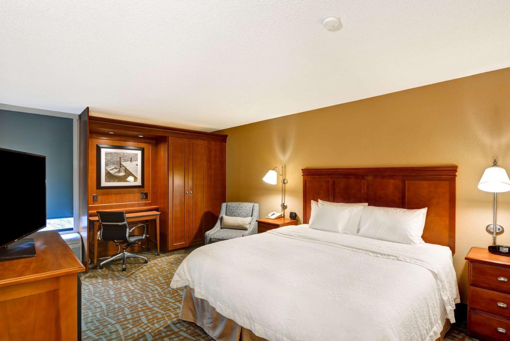 King Room with King Bed - Non-Smoking