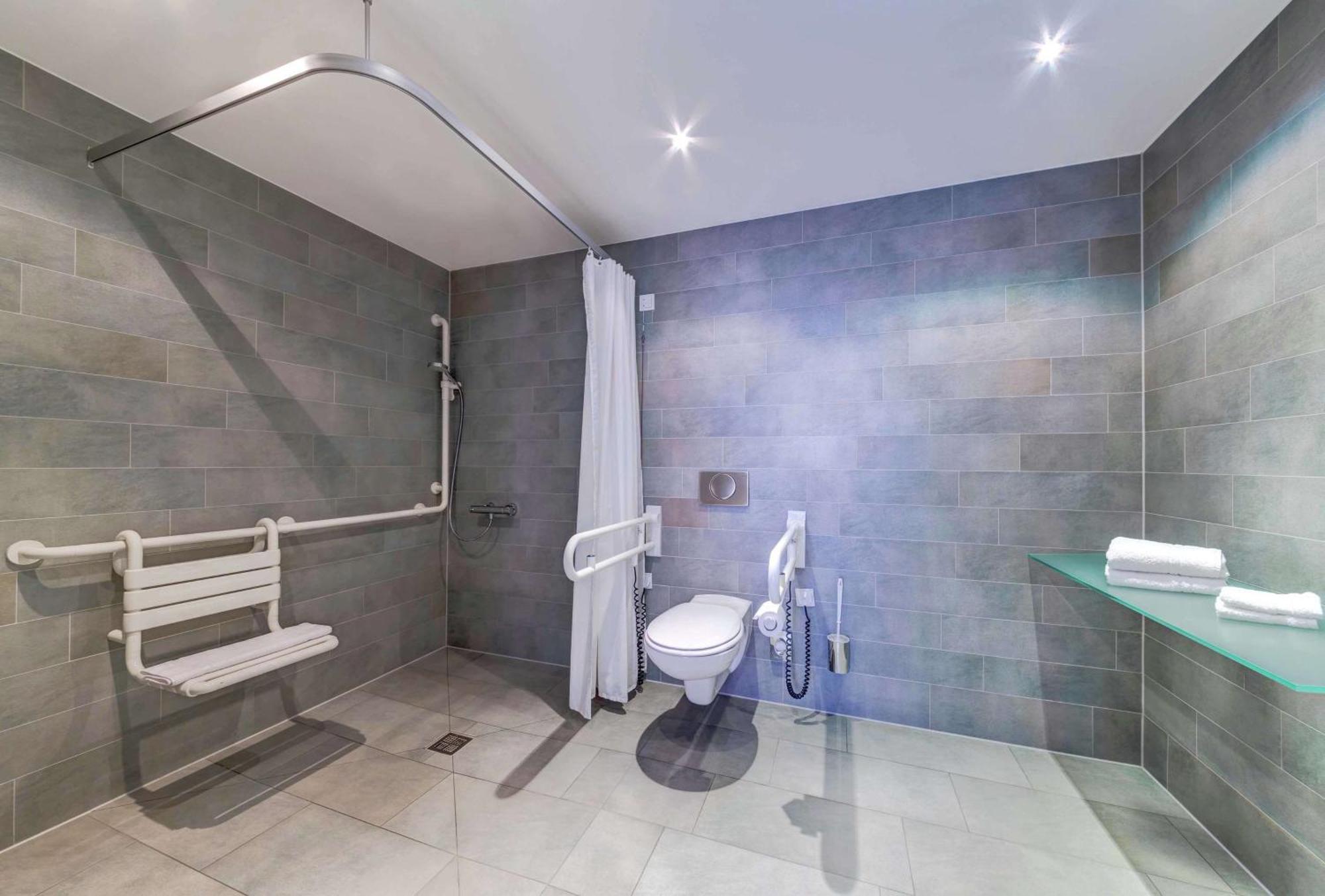 Queen Room - Accessible