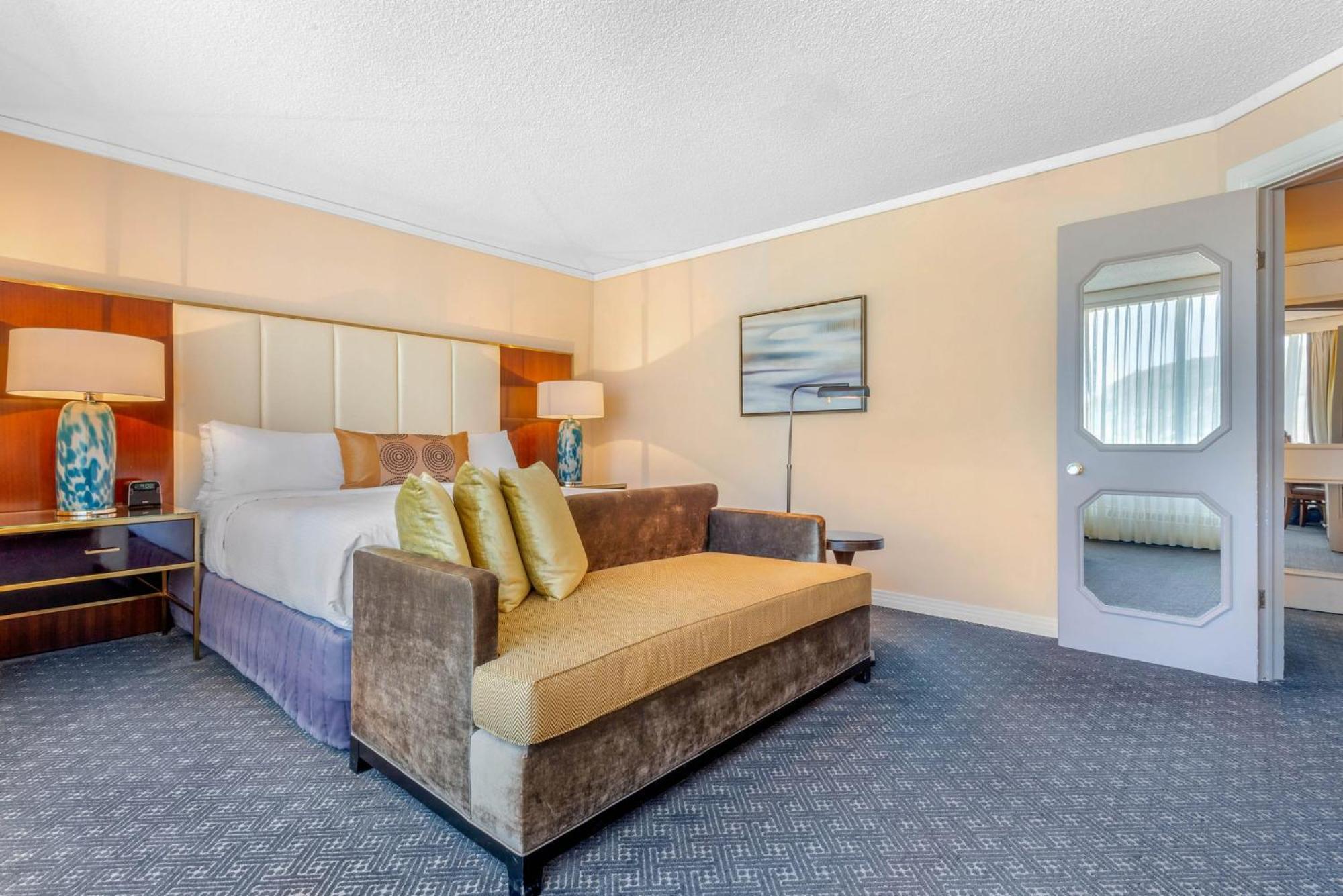 Omni Suite – 1 King bed Sofabed