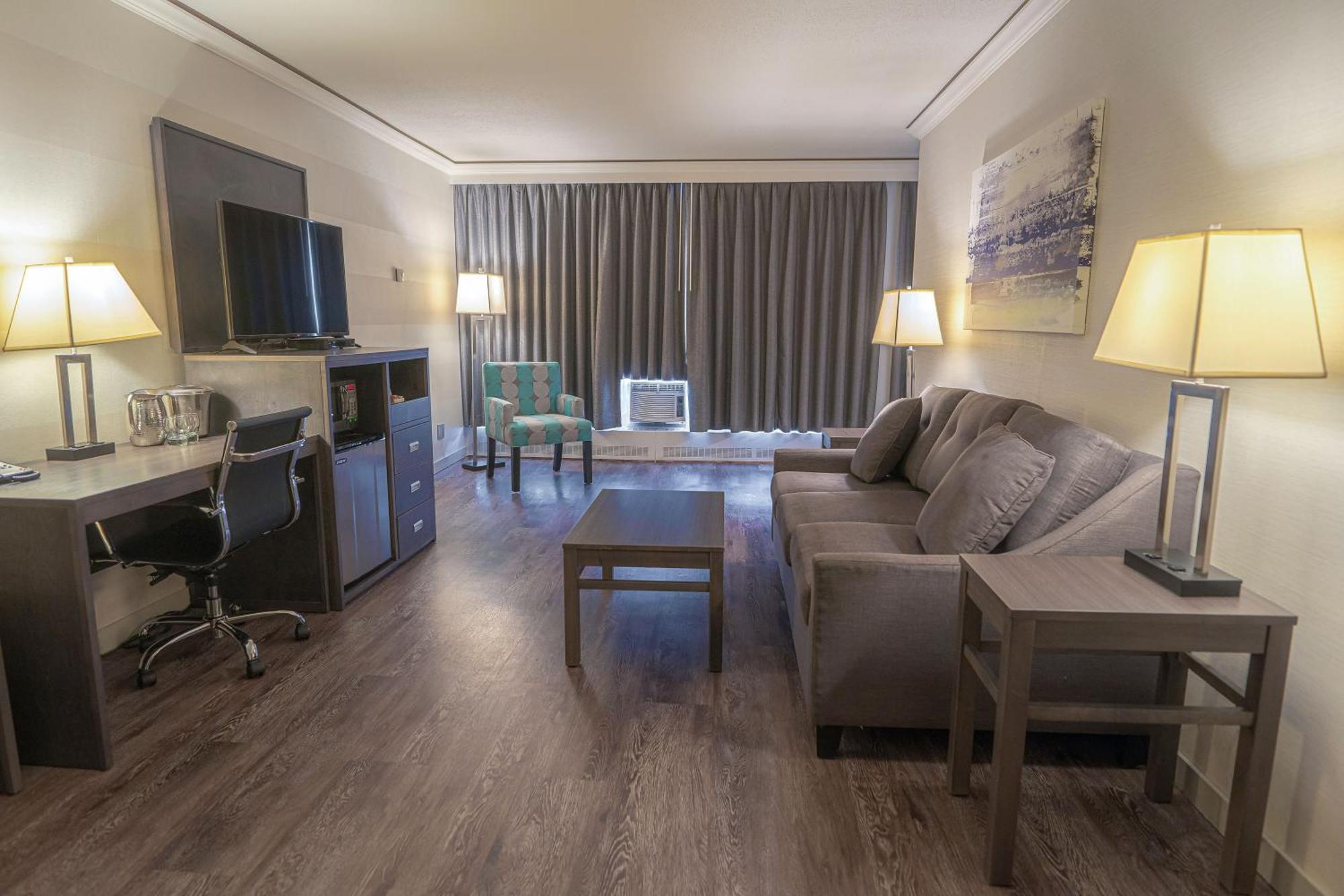Queen Suite separate living room Sofa Bed Non-Smoking