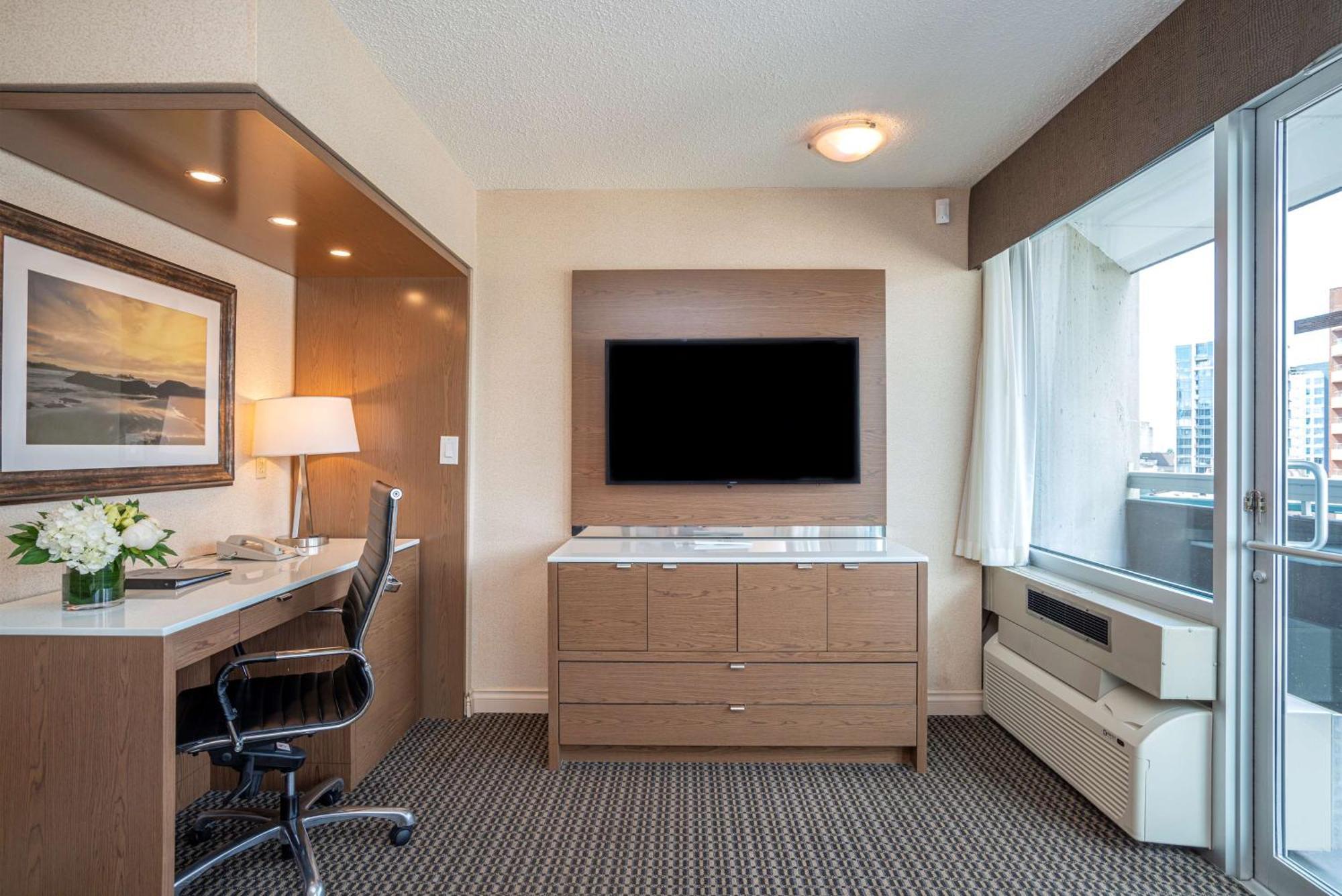 Double Suite Two Double Beds Roll Shower Sofa Bed Disability or Non-Smoking