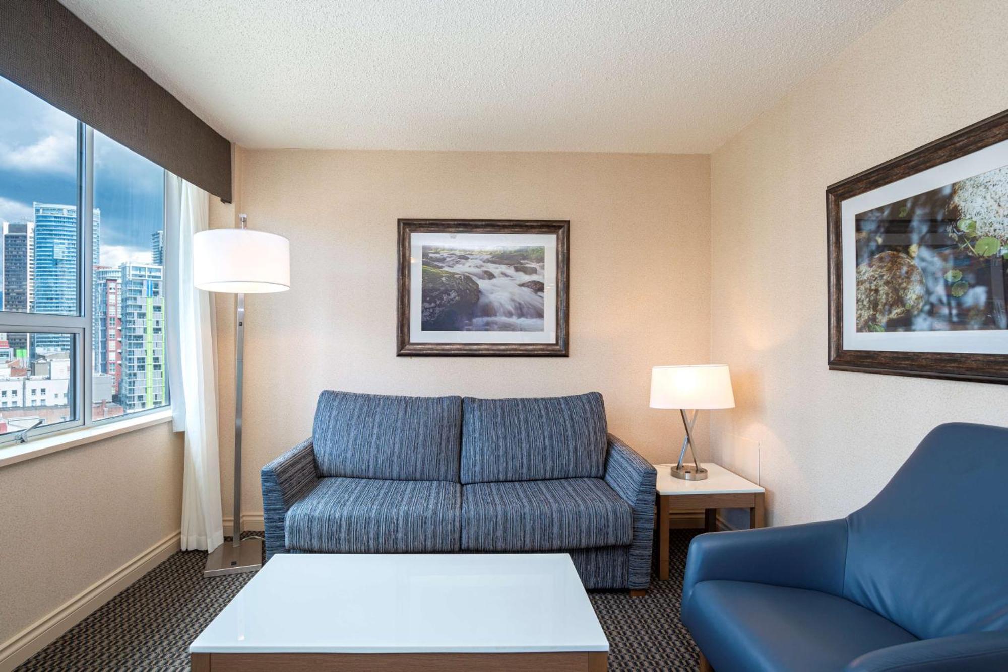 Double Suite Two Double Beds Roll Shower Sofa Bed Disability or Non-Smoking