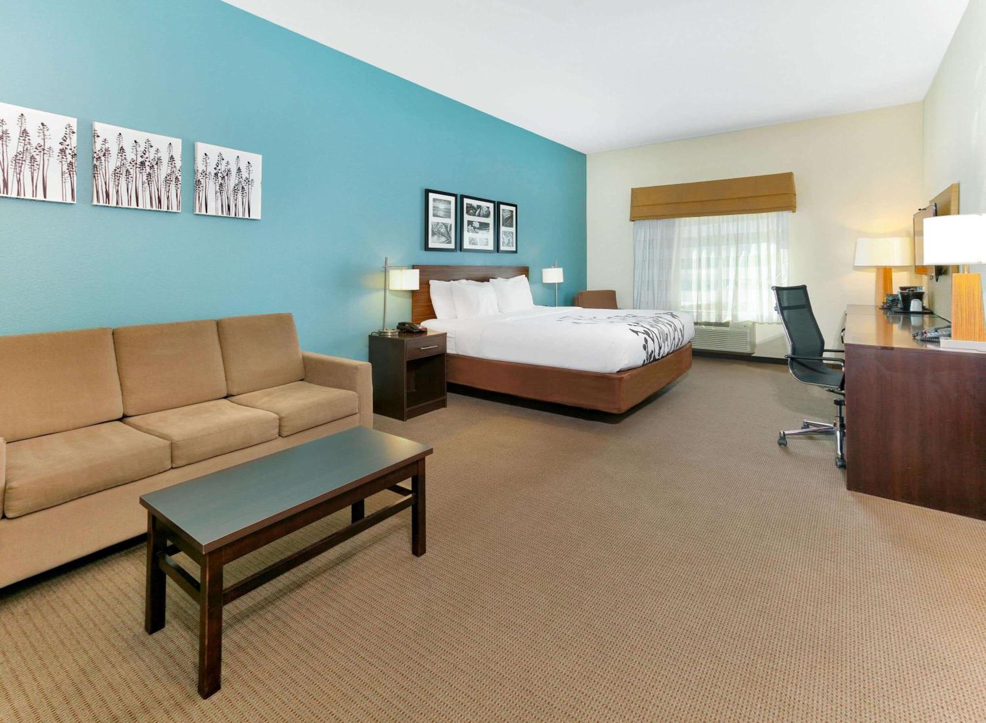 King Suite with Bath Tub - Mobility Accessible/Non-Smoking