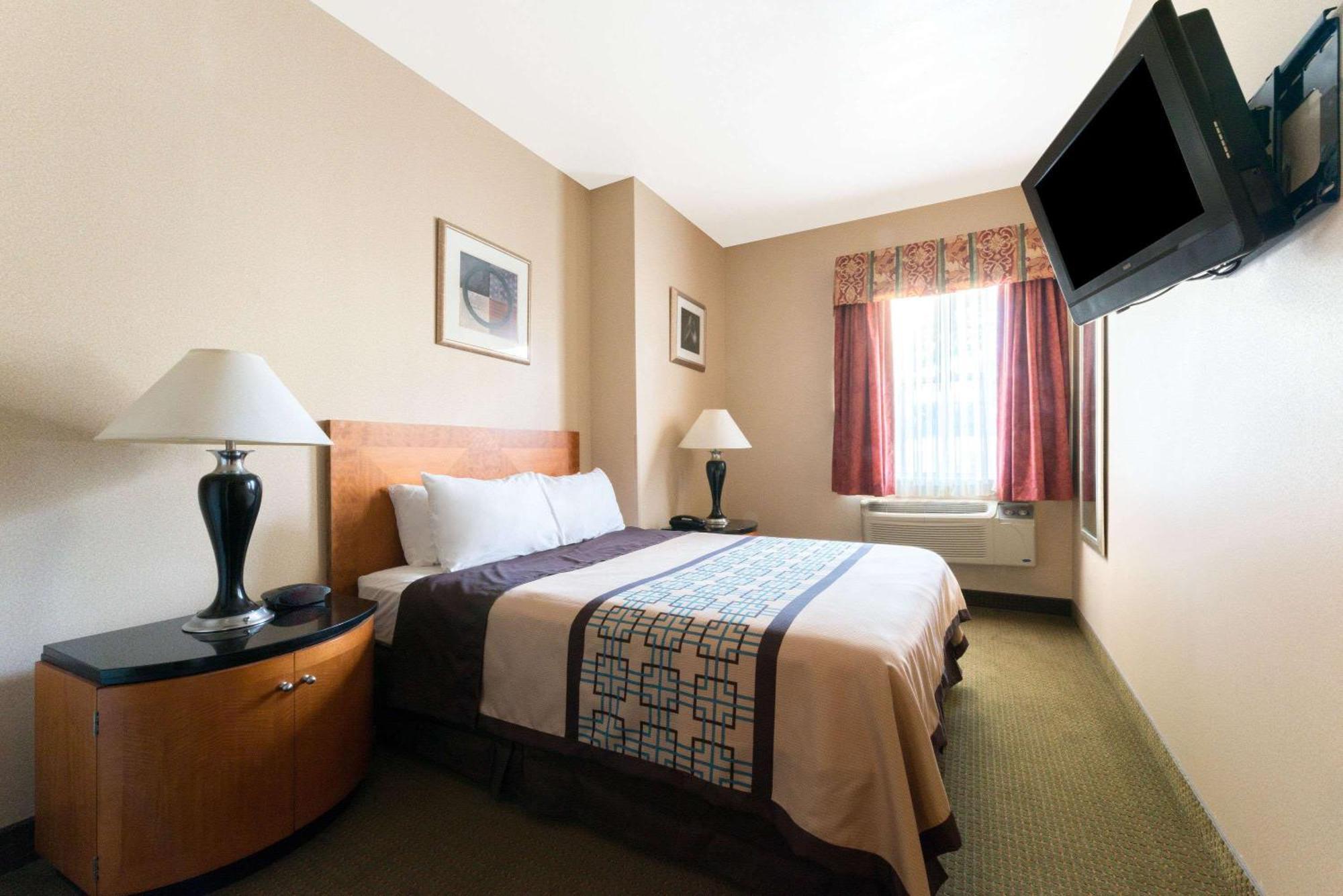 Deluxe King Suite - Non-Smoking