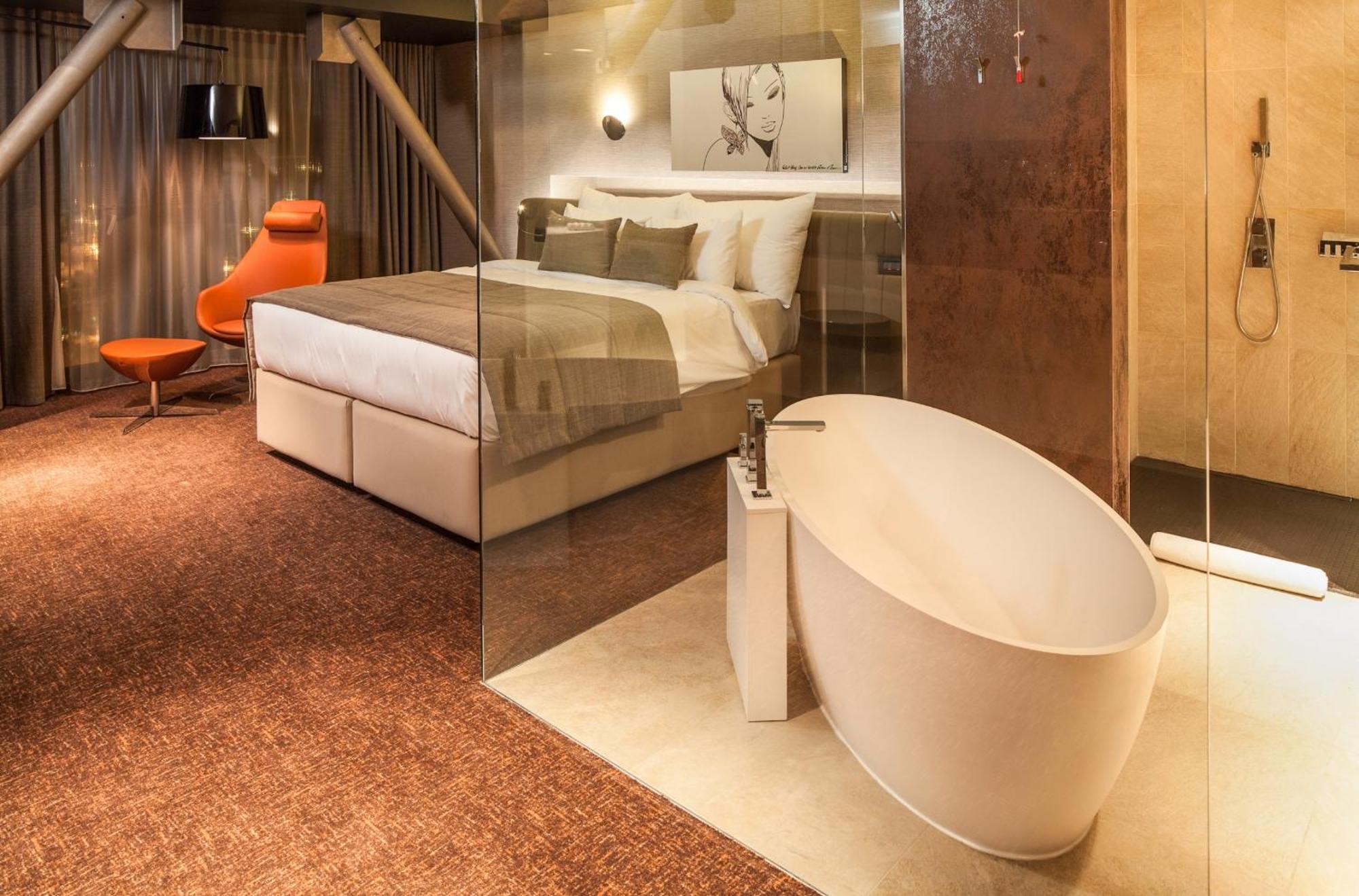 Lifestyle Signature Room pool access