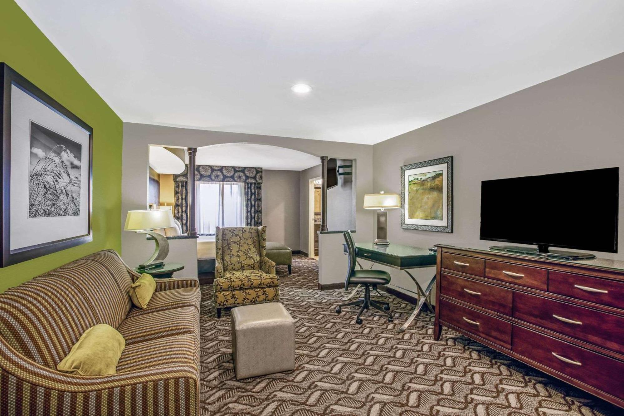 Deluxe King Suite Limited City View