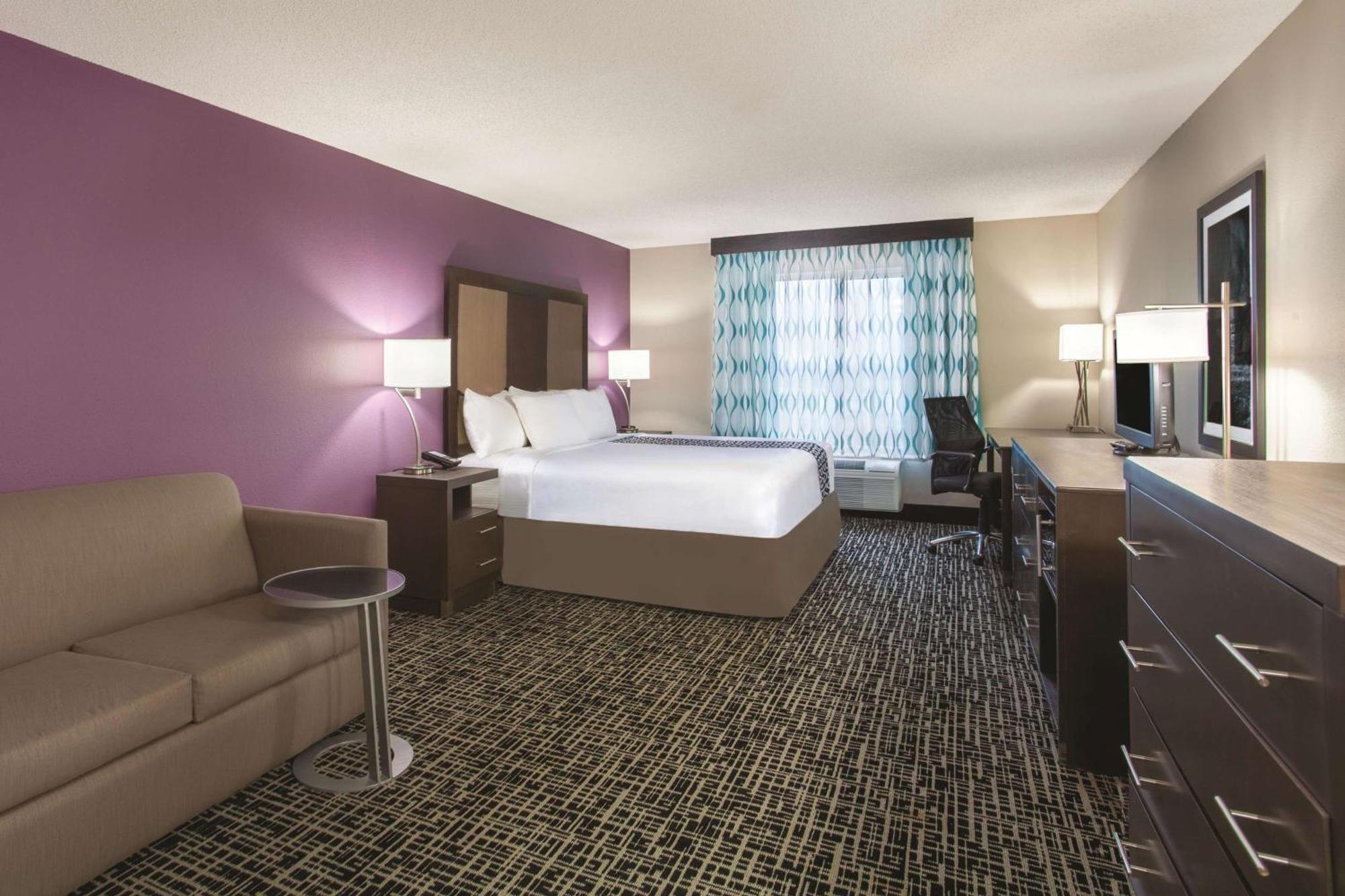 Deluxe King Room Bathtub Mobility or Hearing Impaired Accessible or Non-Smoking