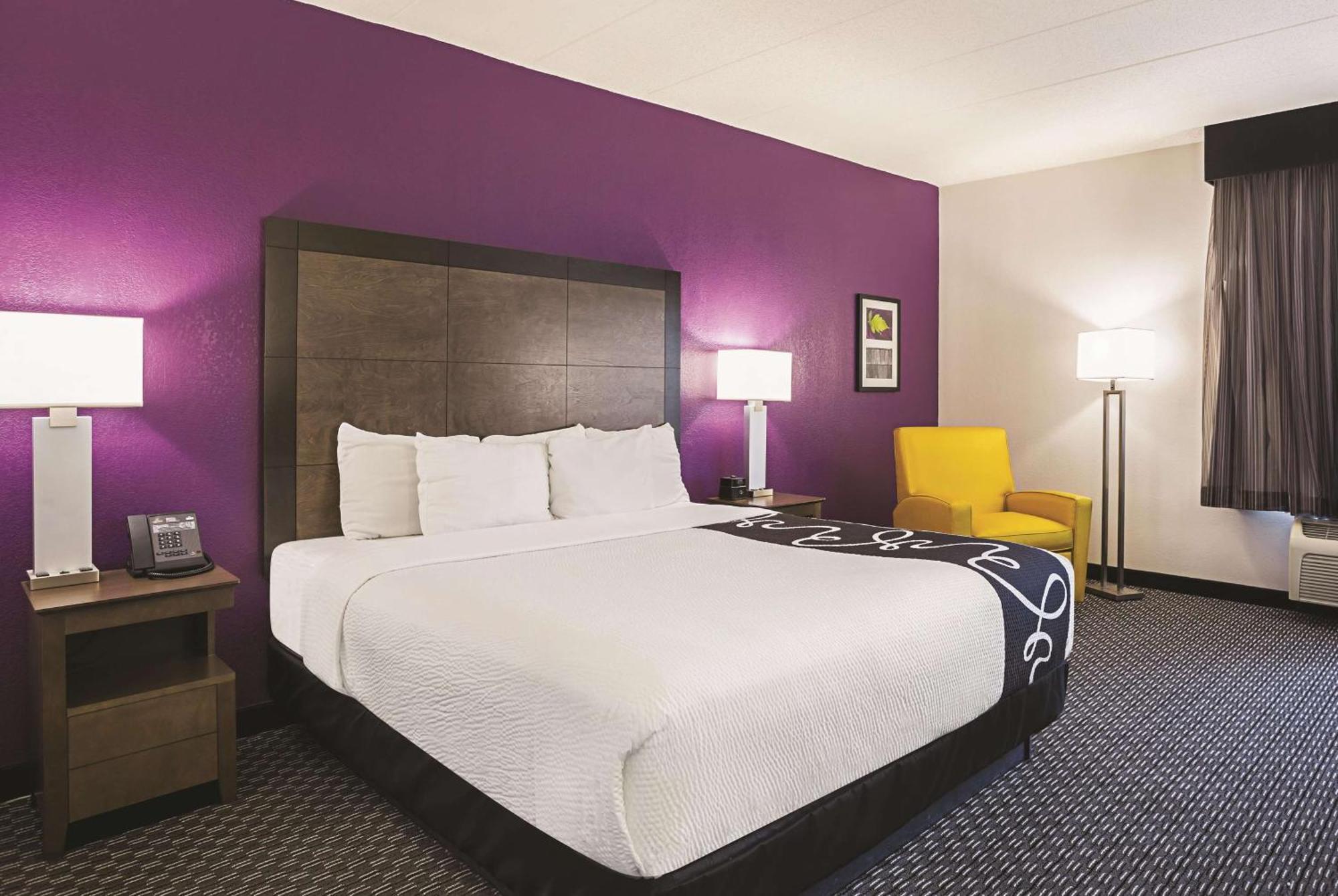 Deluxe King Room,1681739392:JPEG