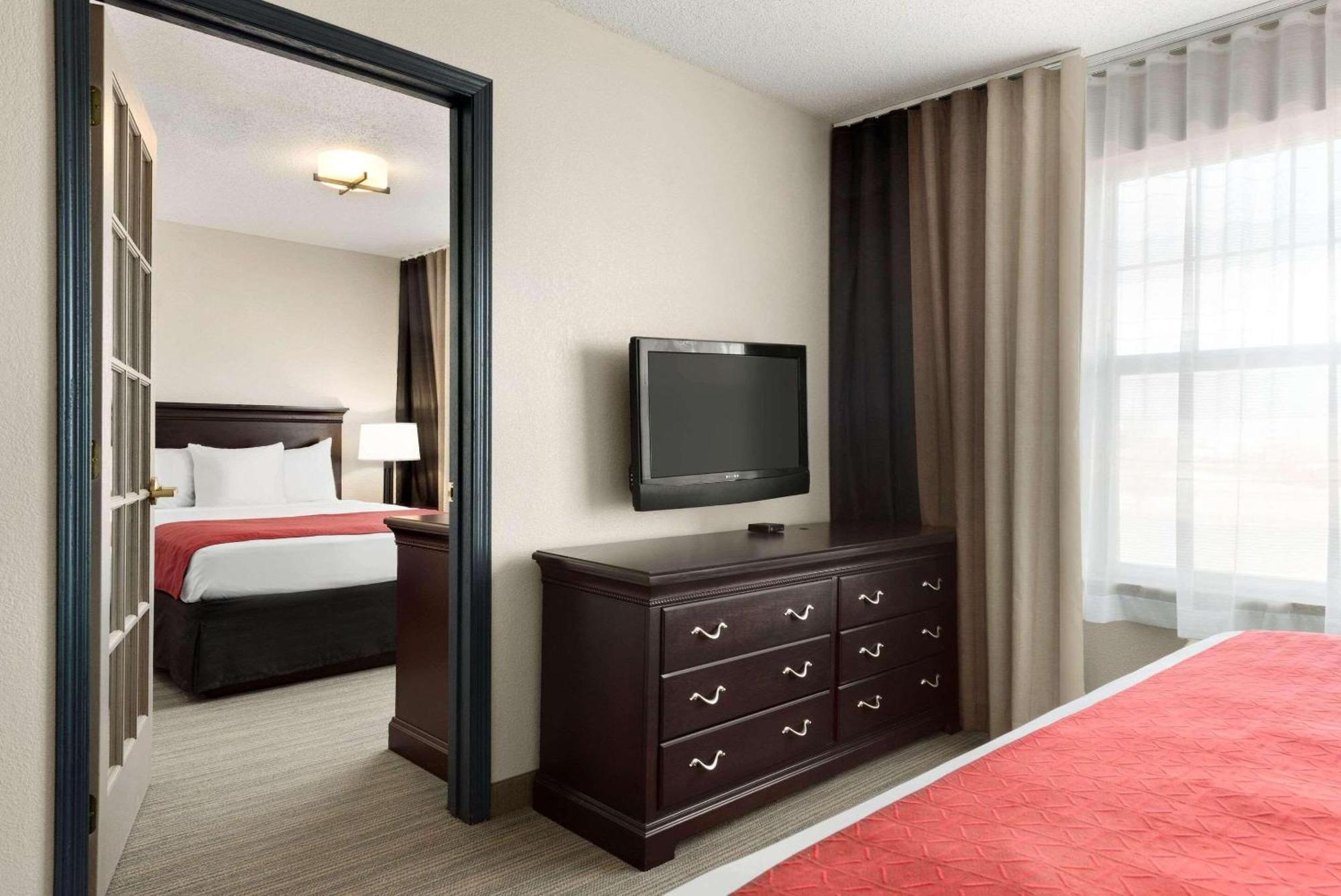 Suite One King One Queen Bed Non-Smoking
