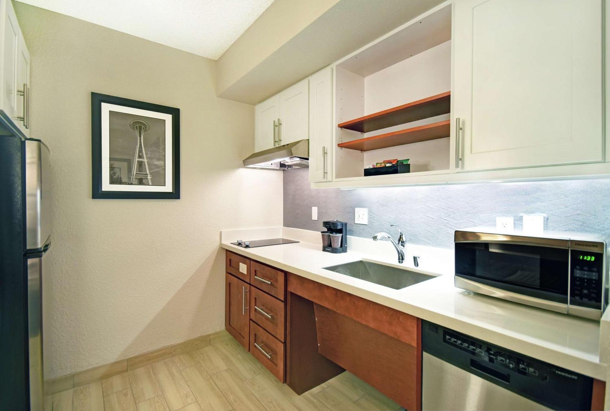 King Suite with Sofa Bed and Bathtub- Disability Access/Non-Smoking