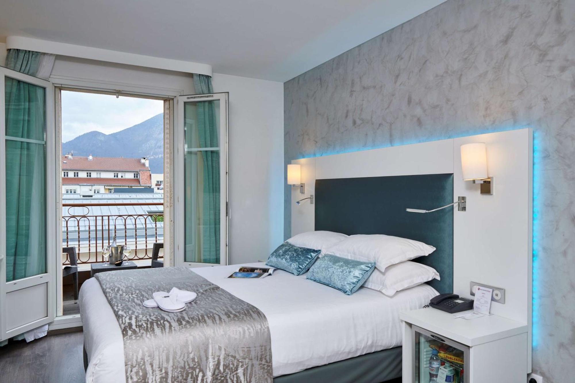 Chambre Lit Queen-Size Confort avec Balcon - Non-Fumeurs