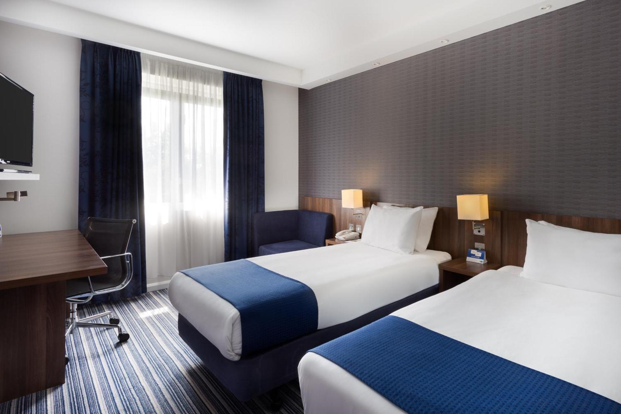 Standard Twin Room with Free Hot Breakfast
