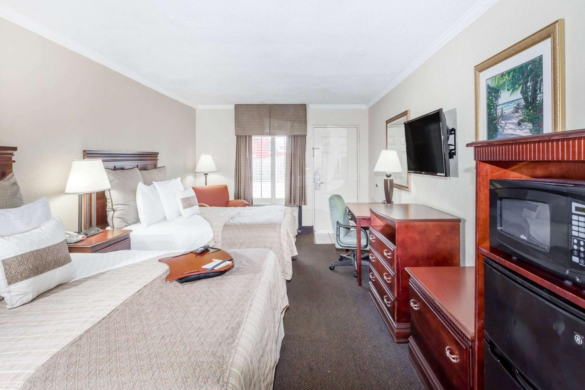 Queen Room Two Queen Beds Smoking