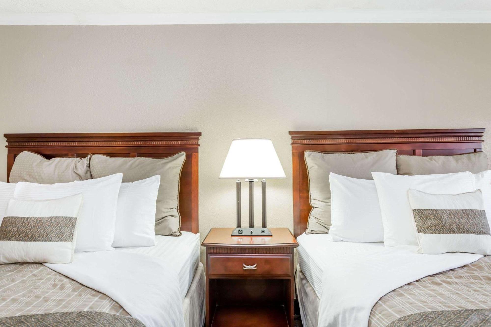 Queen Room Two Queen Beds Smoking