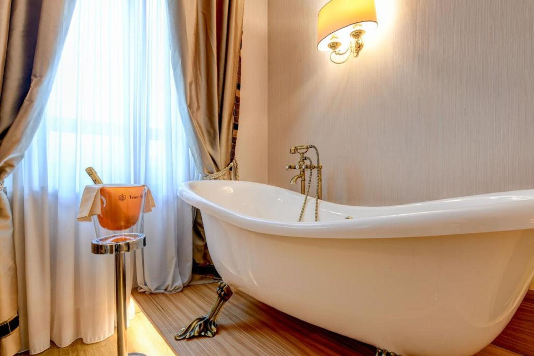 Deluxe Double Room Bath