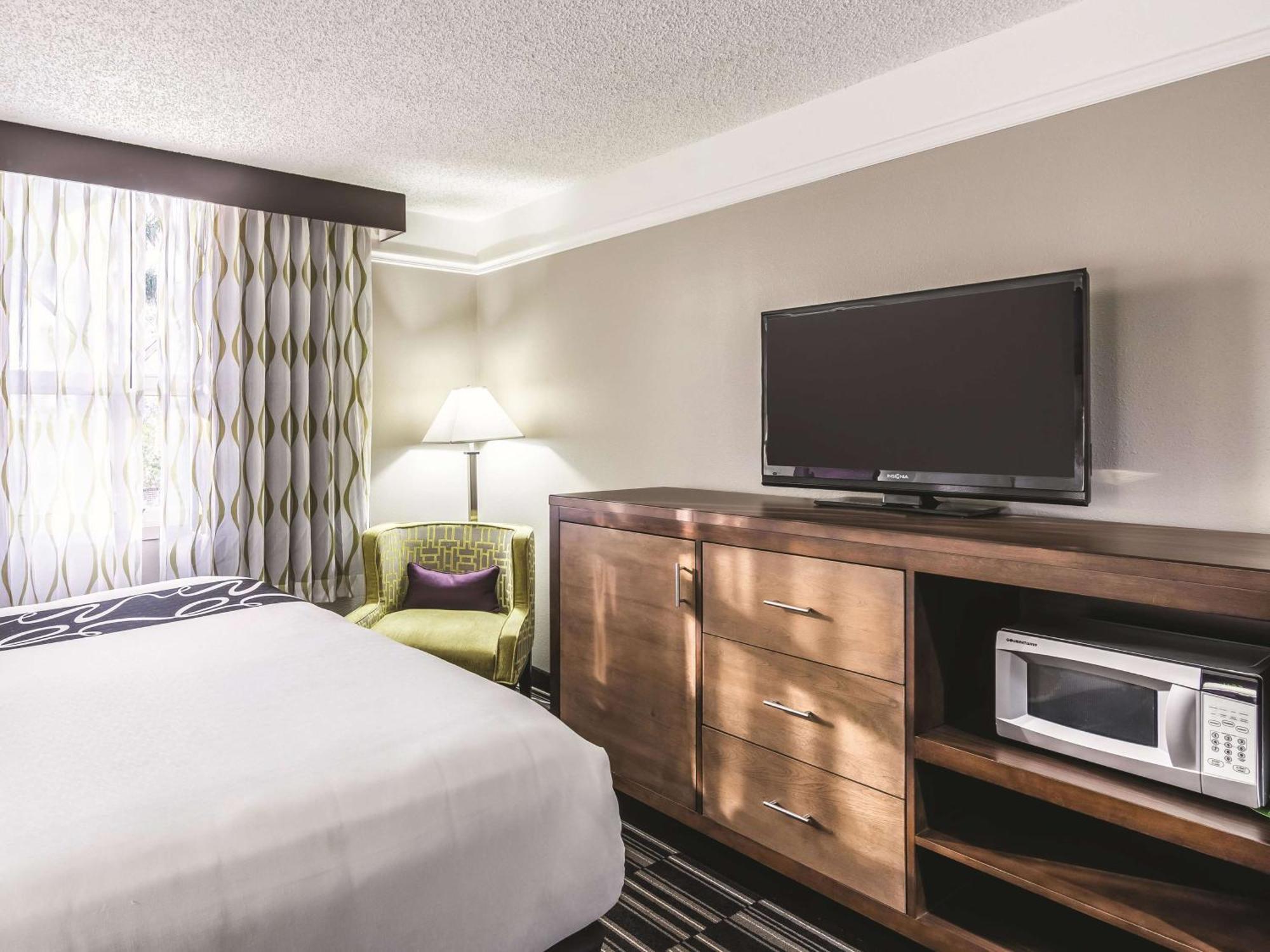 Deluxe King Room - Non-Smoking