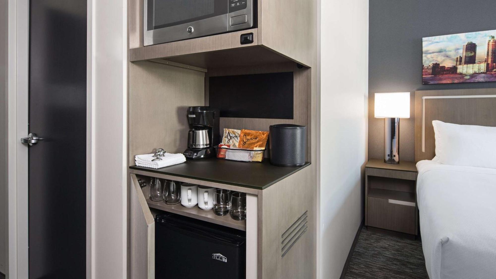 Chambre Lit Queen-Size avec Baignoire Adaptée - Accessible aux Personnes à Mobilité Réduite