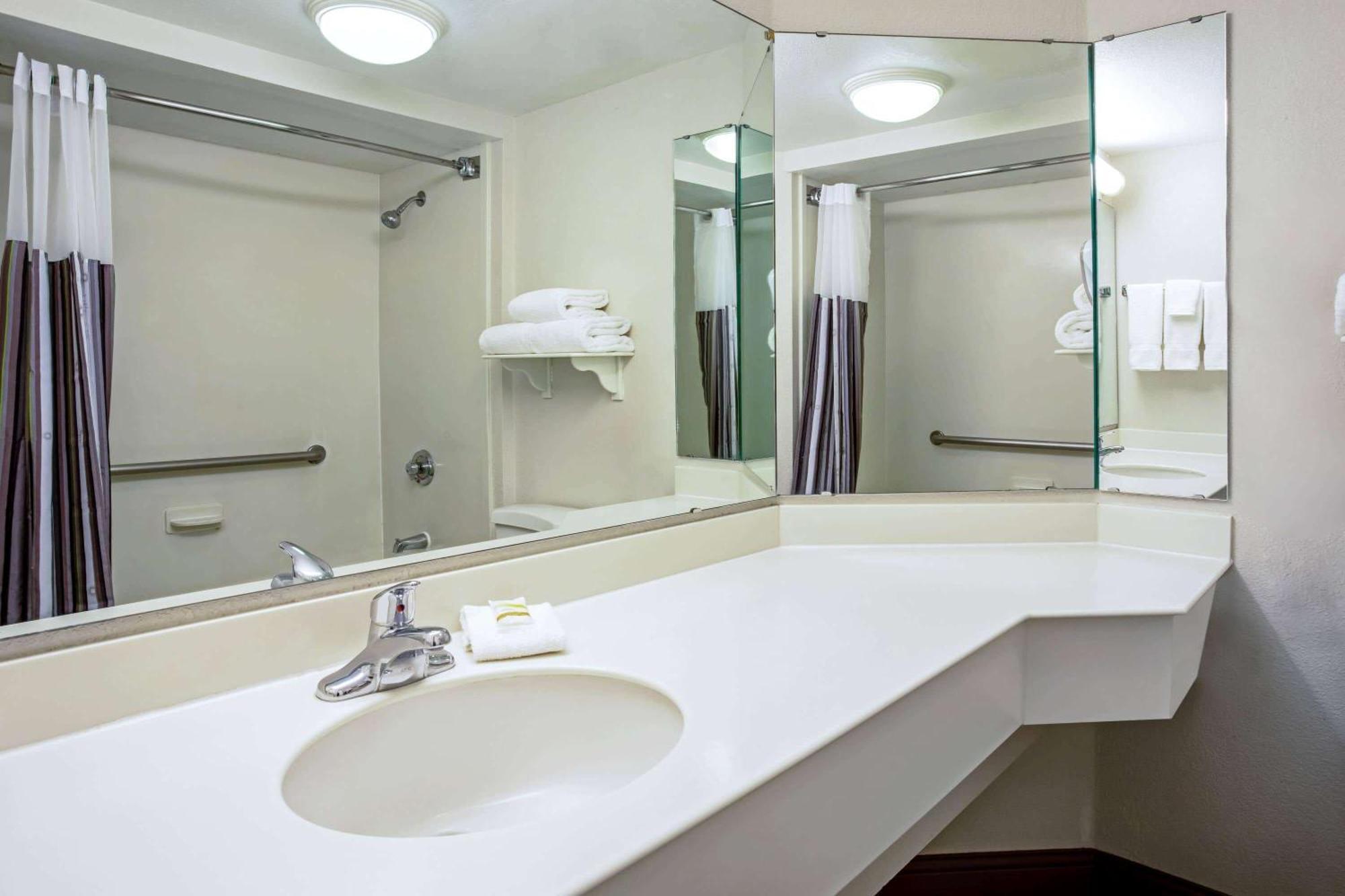 One-Bedroom King Suite - Non-Smoking