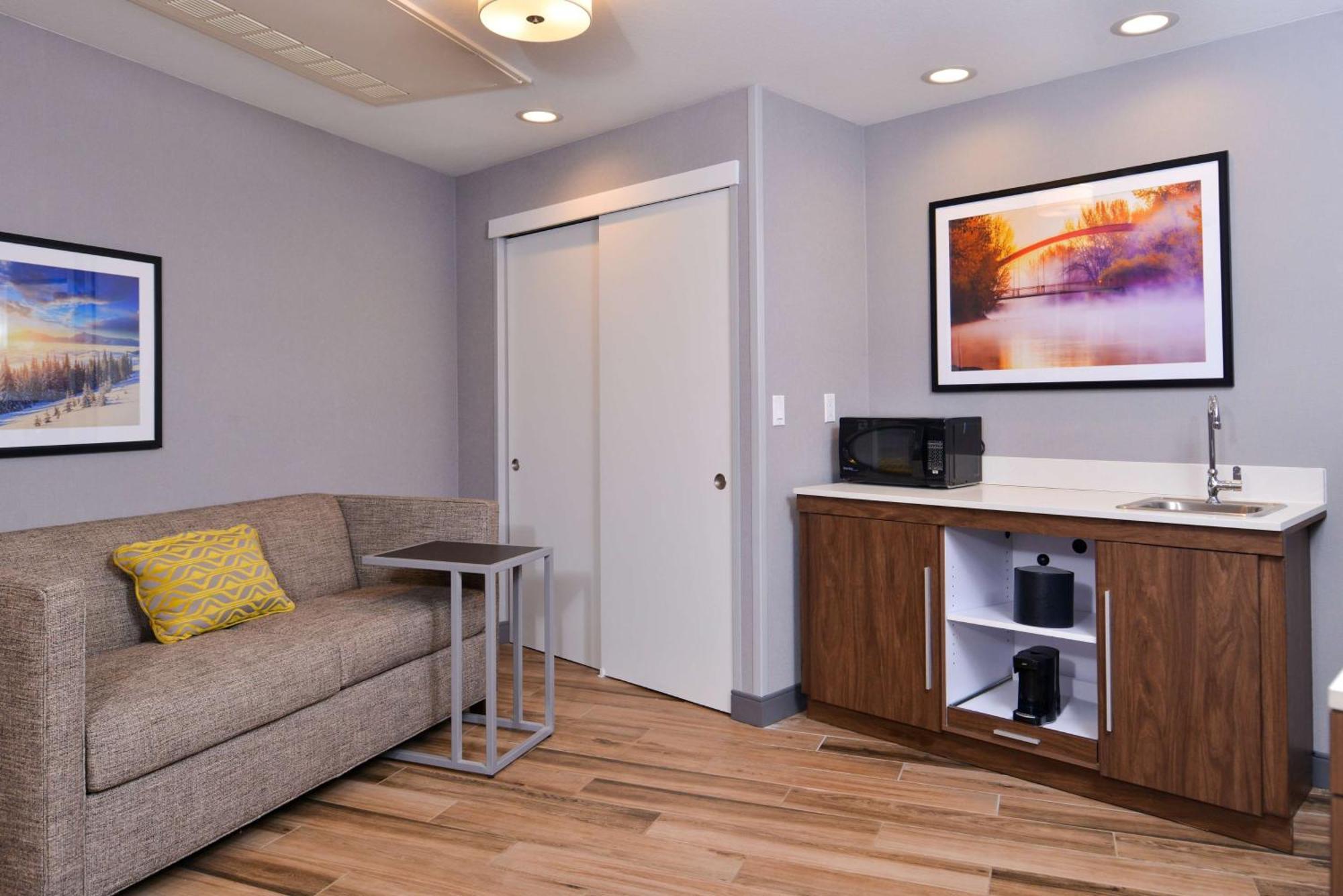 Suite with Two Queen Beds and Bath Tub - Mobility and Hearing Access/Non-Smoking