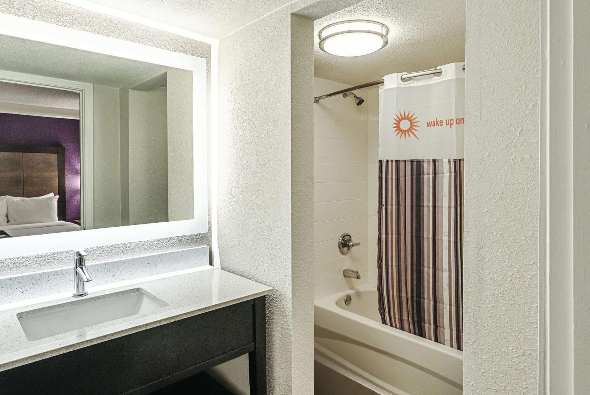 Deluxe King Room - Non-Smoking