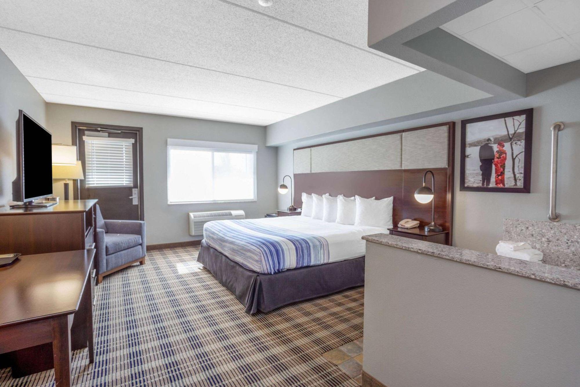 Deluxe King Room Mobility Access or Non-Smoking