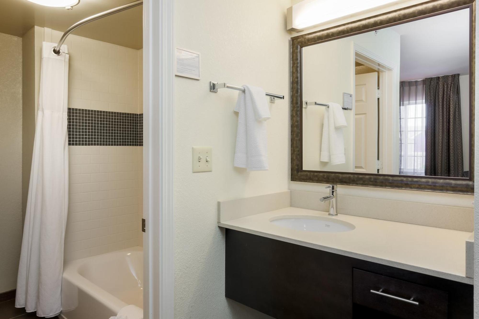 Two-Bedroom Suite Oner King Bed One Queen Bed