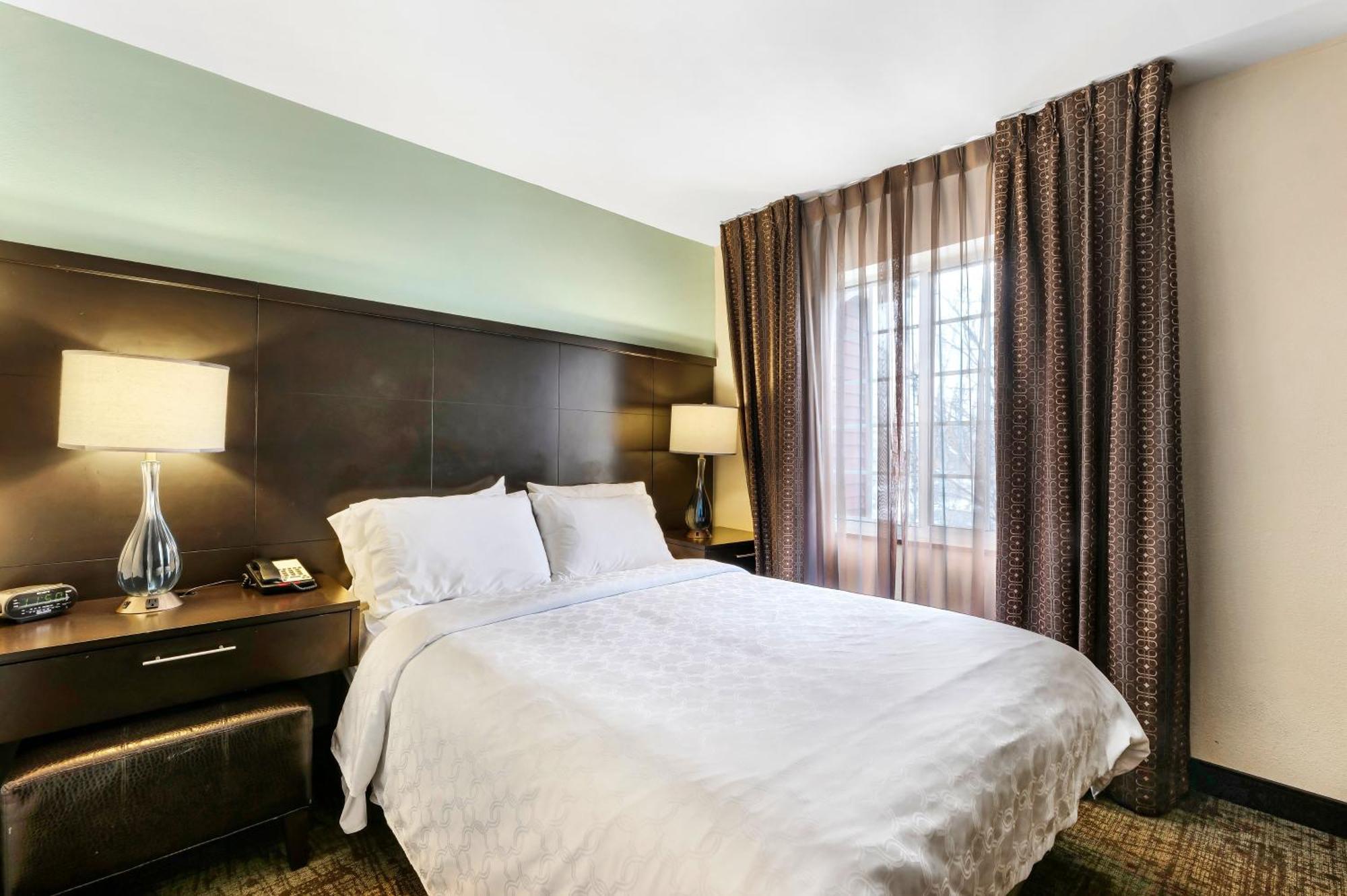 Two-Bedroom Suite Oner King Bed One Queen Bed
