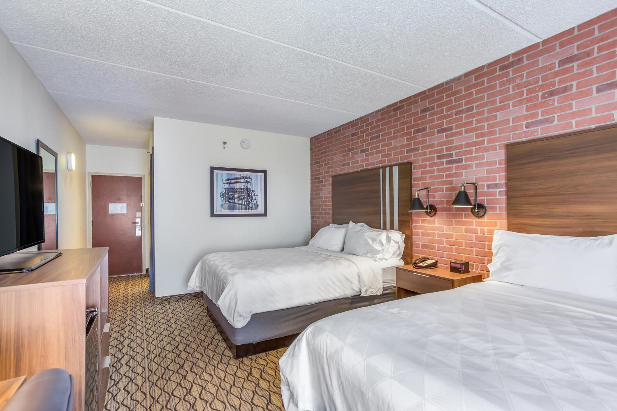 Queen Room Tub Sofa Bed Accessible or Non-Smoking