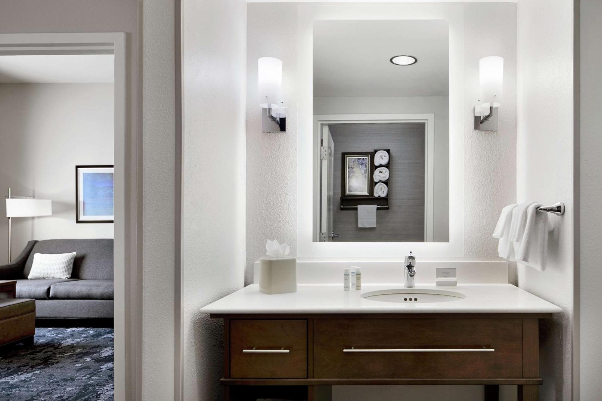One-Bedroom King Suite - Non-Smoking